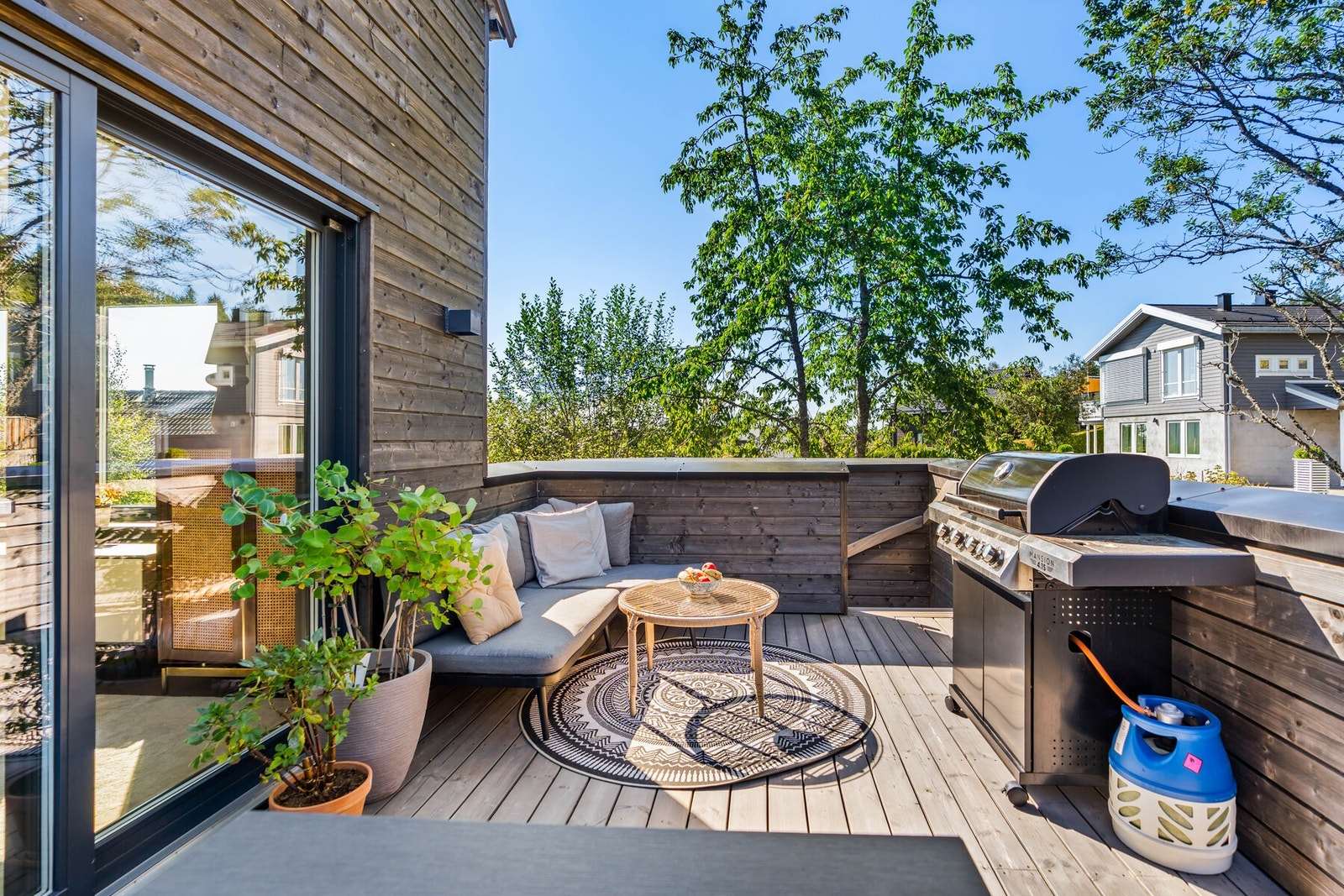 Romslig terrasse med fin oppdeling i soner for både avslapning og måltider utendørs. Galleribilde