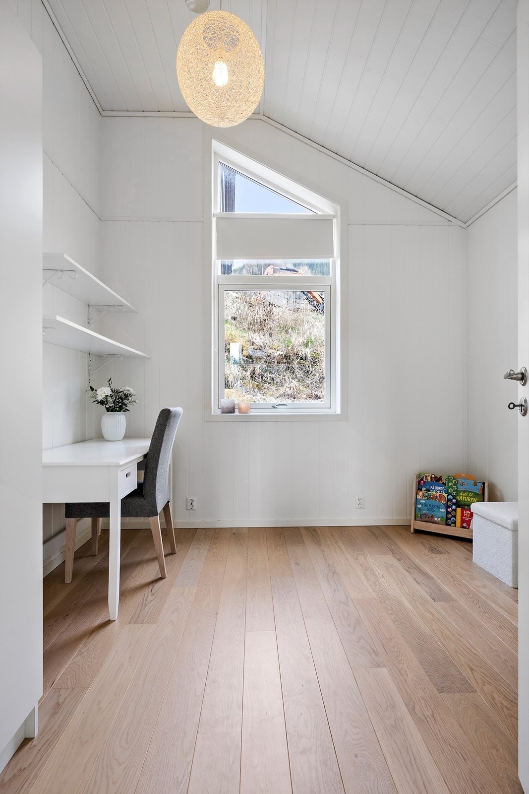 Det tredje soverommet ligg i andre etasje og er perfekt som kontor eller leikerom. Galleribilde