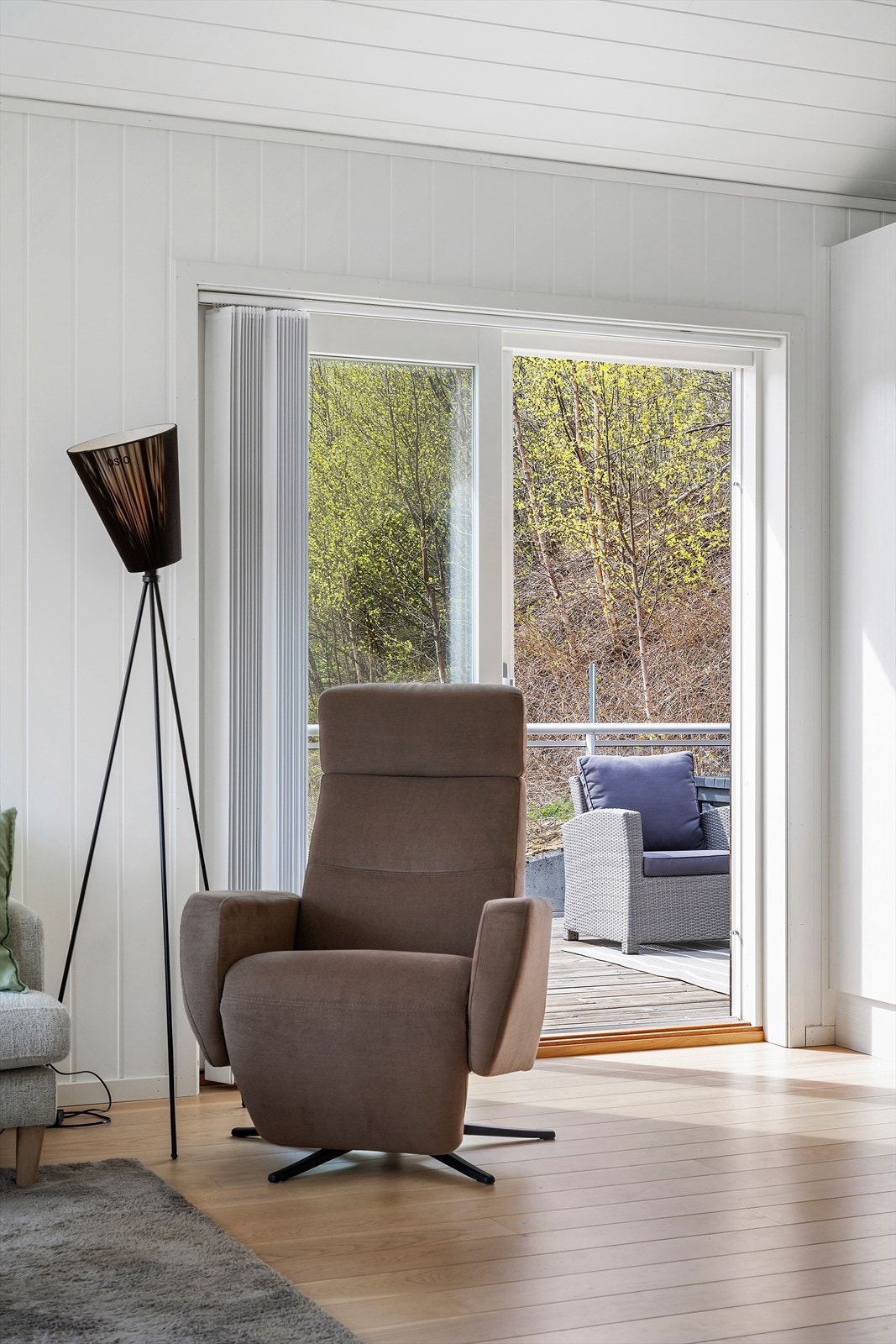 Frå stova er det direkte utgang til den store terrassen via ei skyvedør. Galleribilde