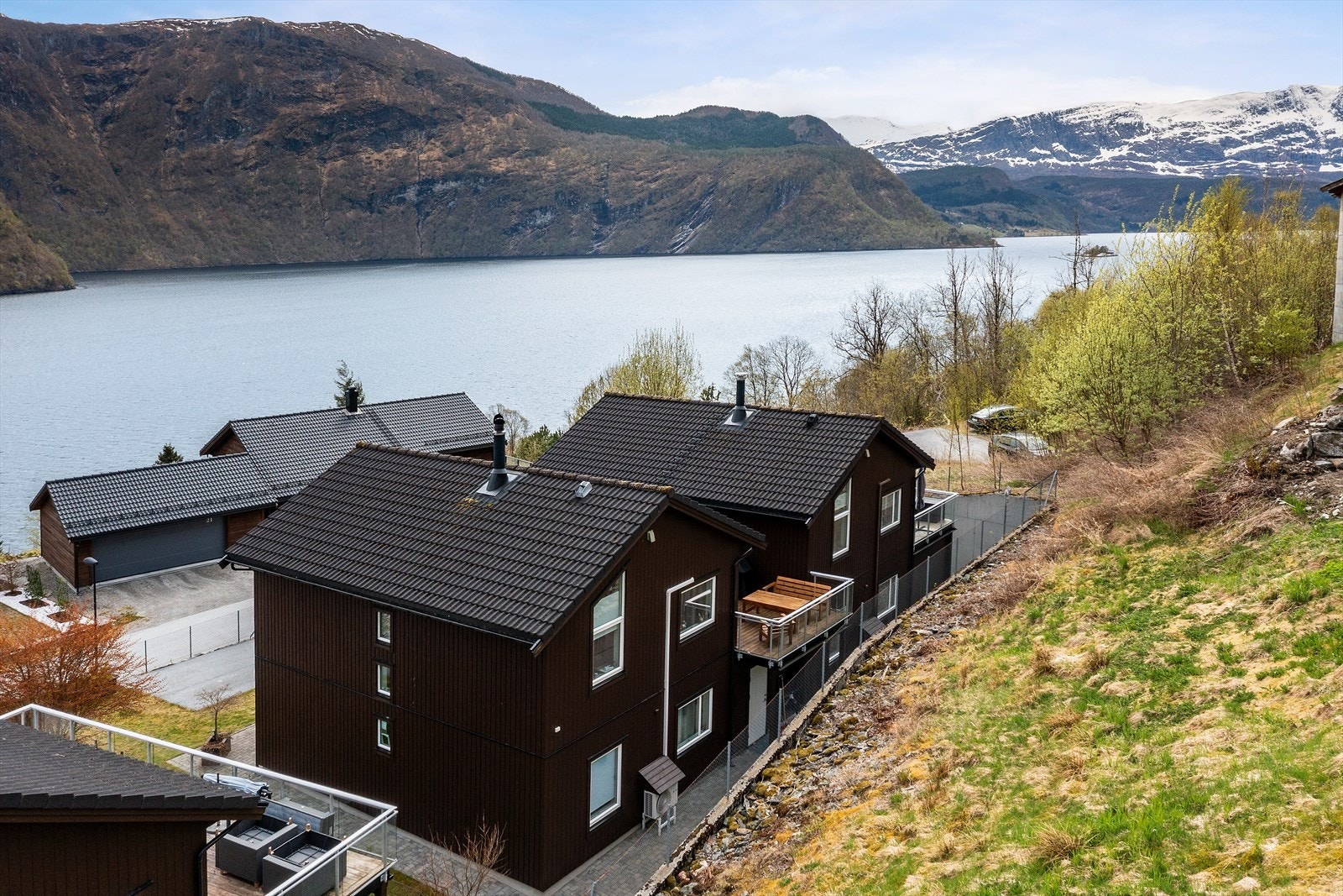Bustaden ligg fint til i eit nyare bustadfelt på Sæla, ca. 2 km frå Naustdal sentrum. Galleribilde