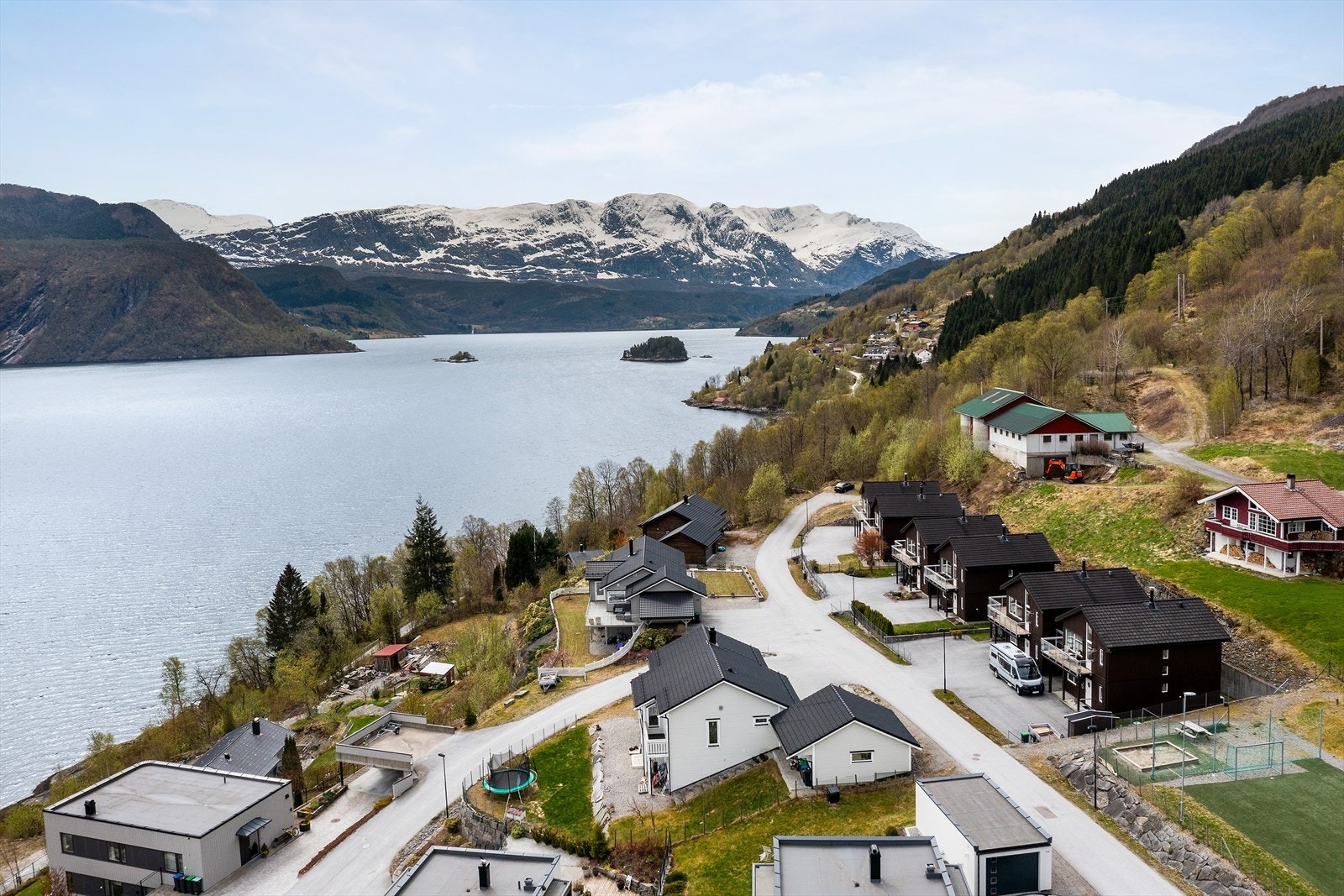 Barnevennleg og solrikt område med korte avstandar til turar i skog- og mark Galleribilde
