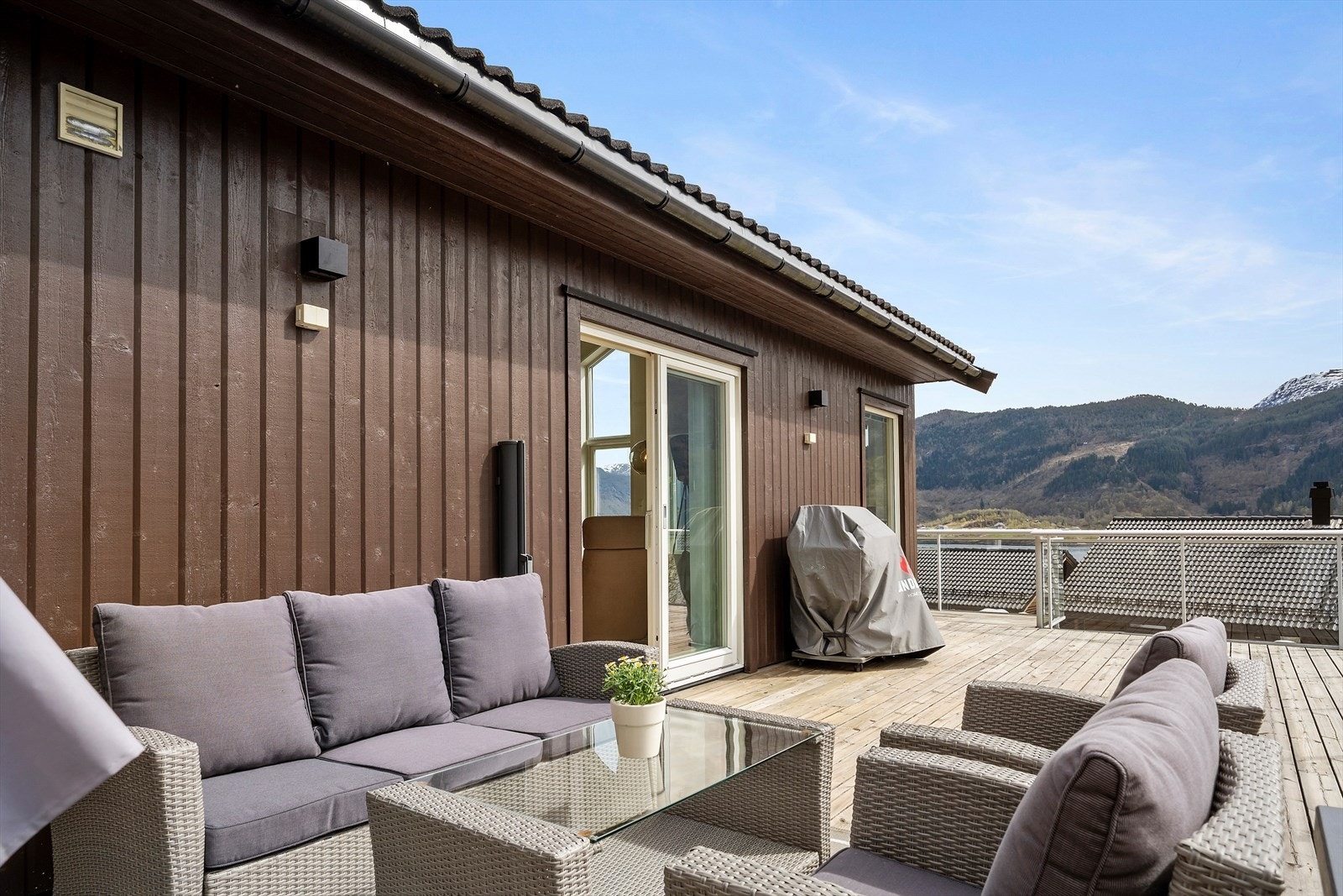 Romsleg, usjenert og solrik terrasse med fjordutsikt Galleribilde