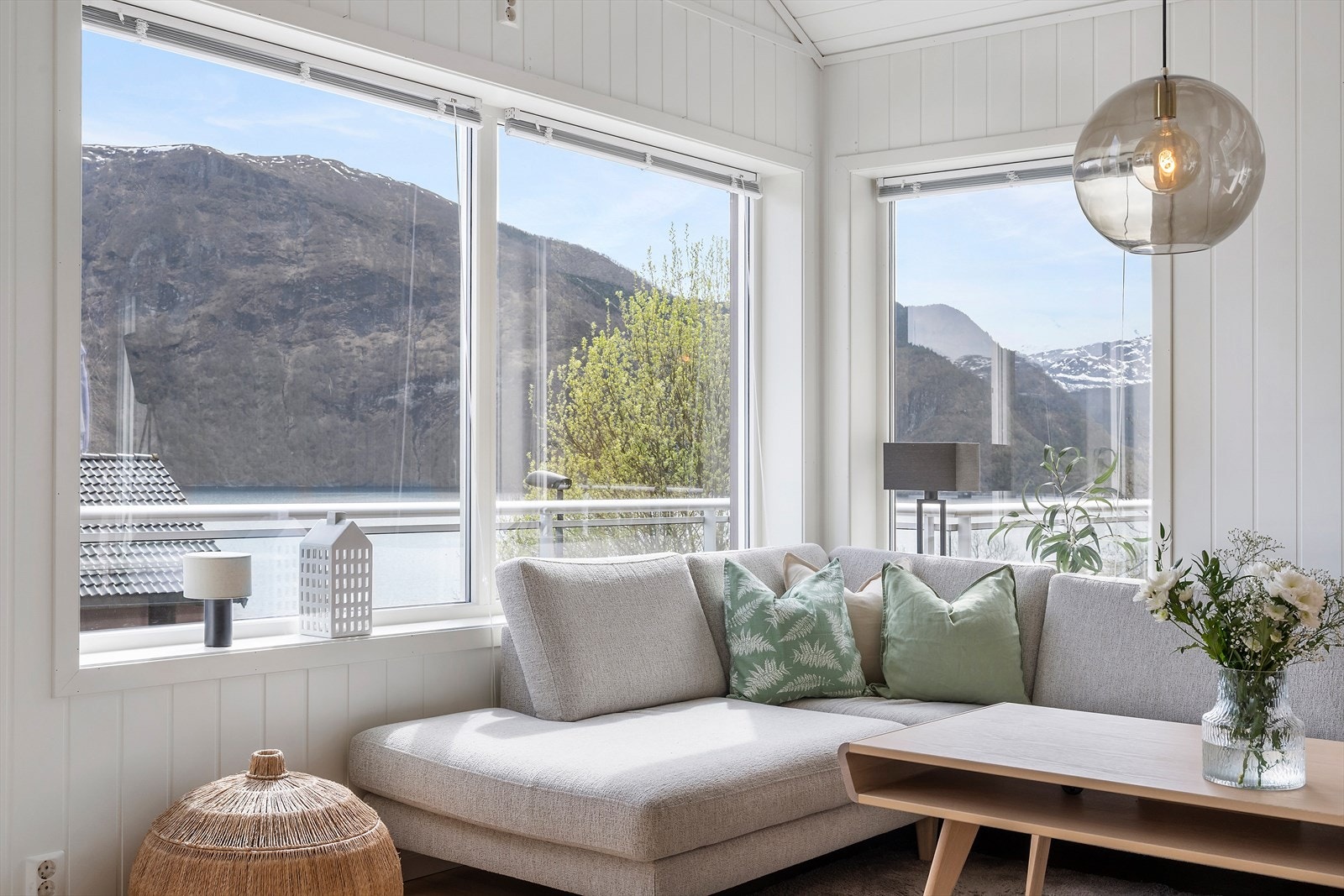 Dei store vindaugsflatene rammar inn den flotte fjordutsikta. Galleribilde