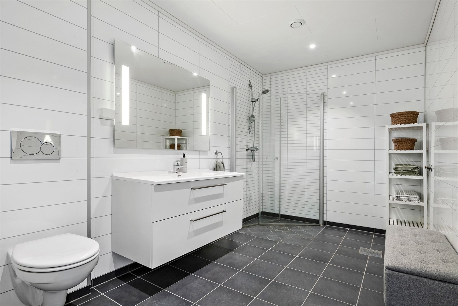 Badet i første etasje har flislagt golv med varmekablar, dusjhjørne og vegghengt toalett. Galleribilde