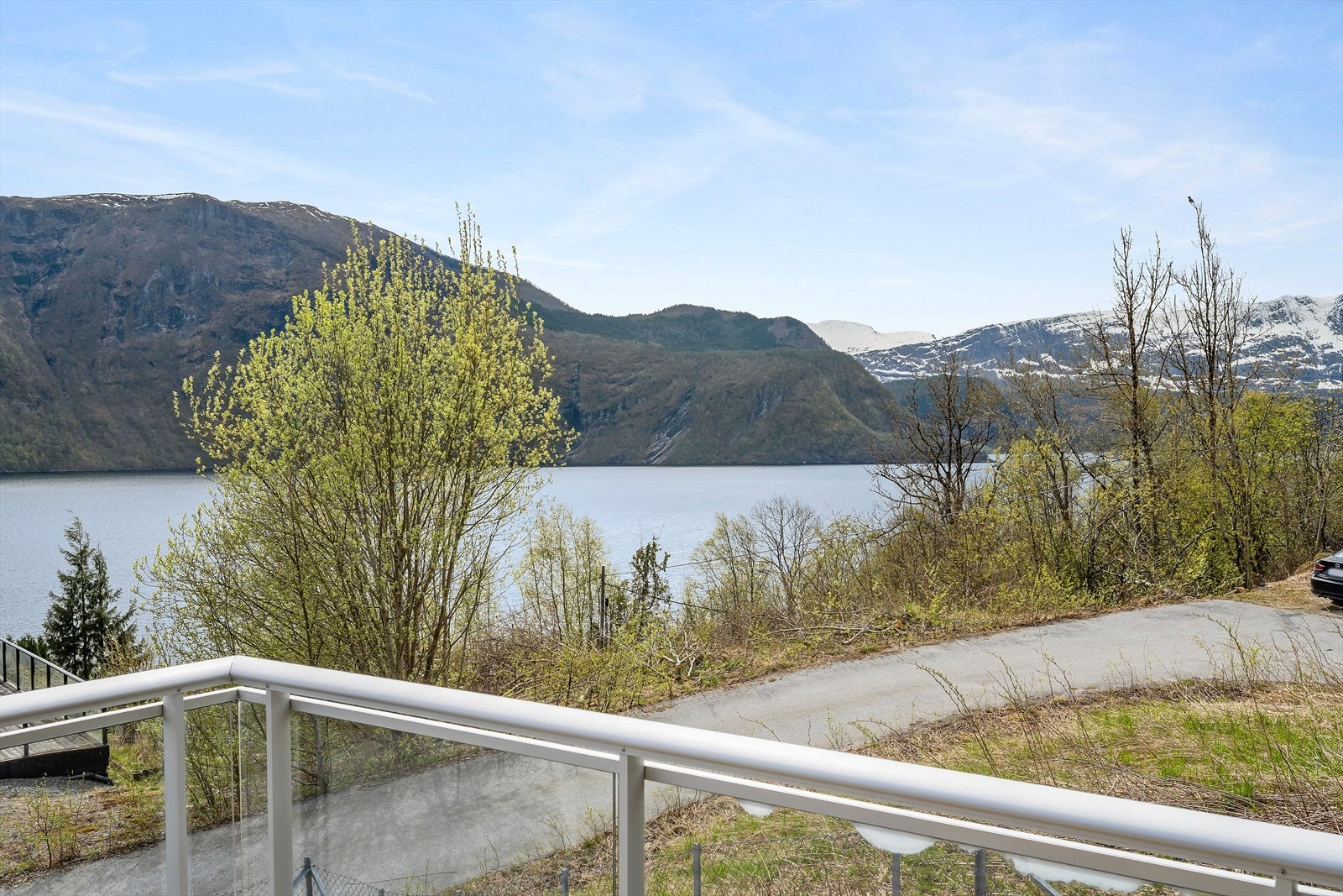 Utsikta over fjorden og dei omkringliggande fjella er upåklageleg. Galleribilde