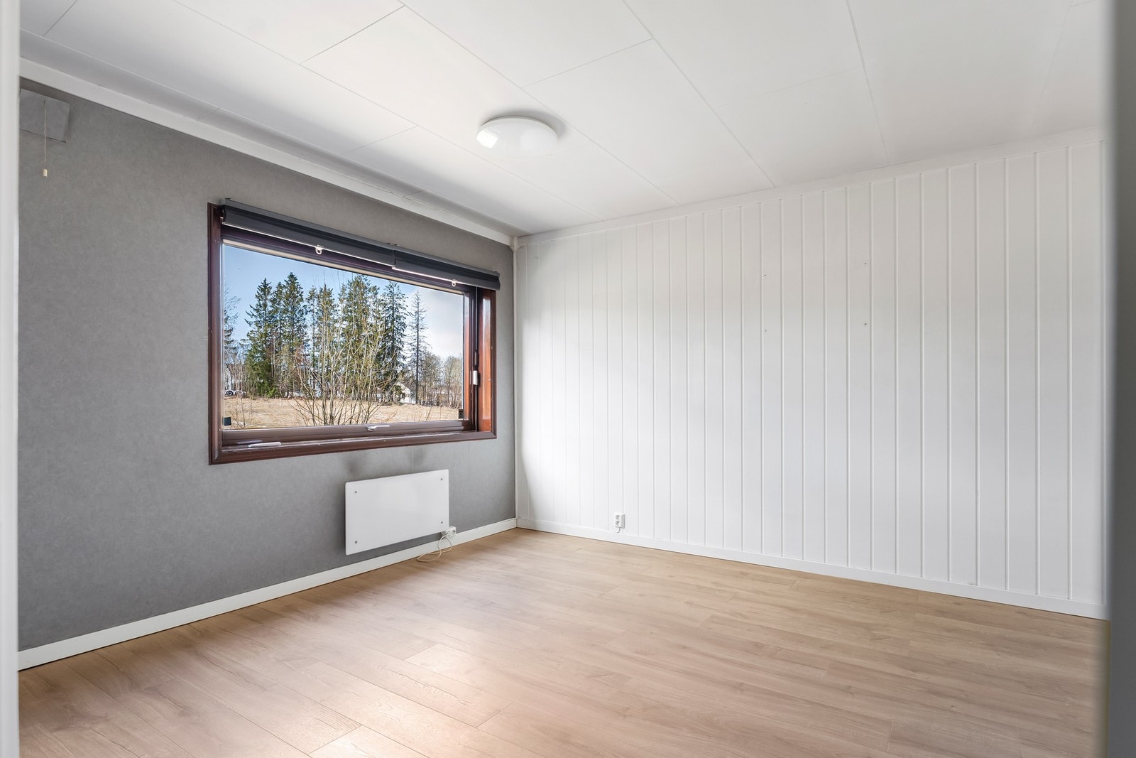 Rommet har fin utsikt og gode lysforhold. Galleribilde