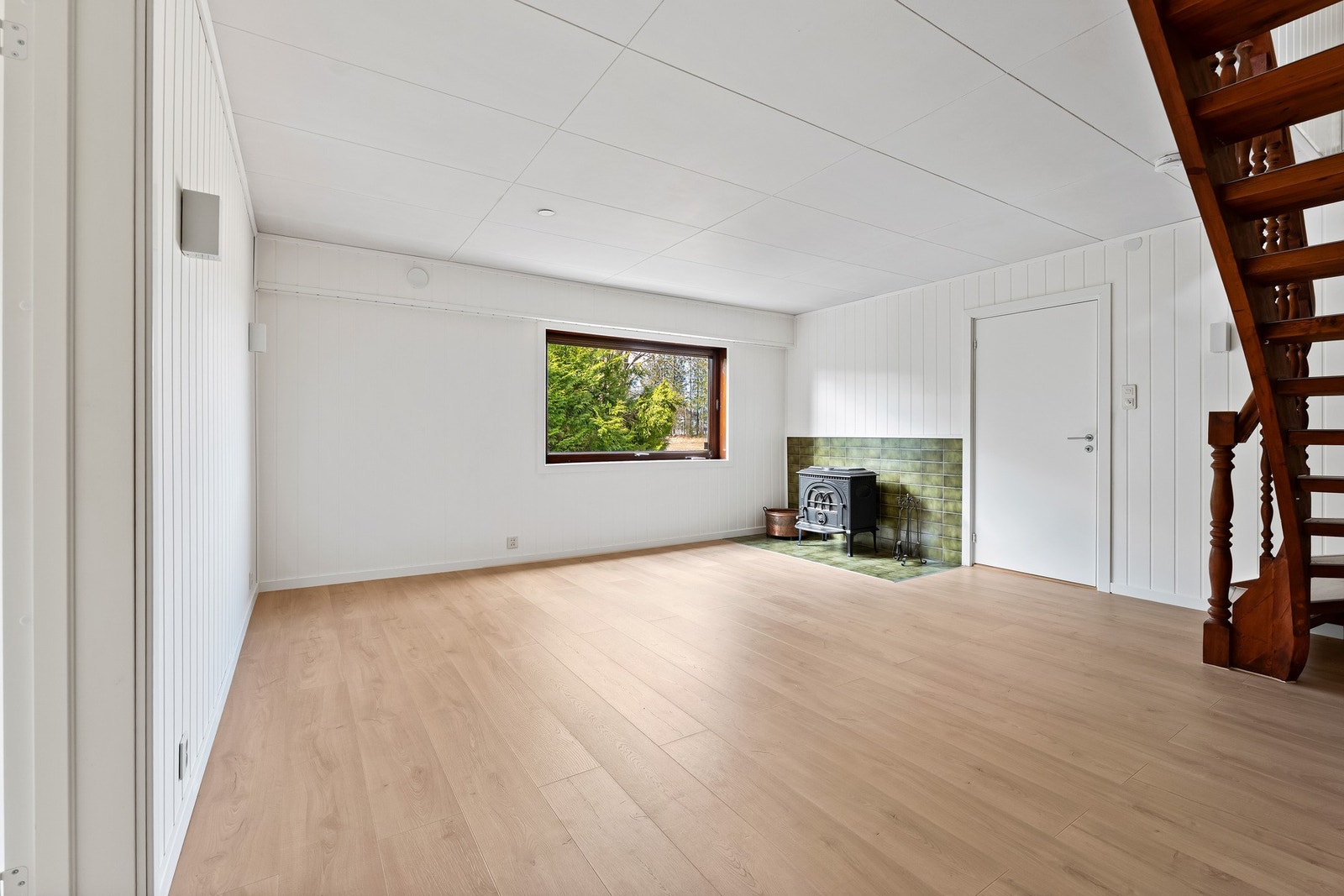 Stue med peis som gir god oppvarming. Galleribilde