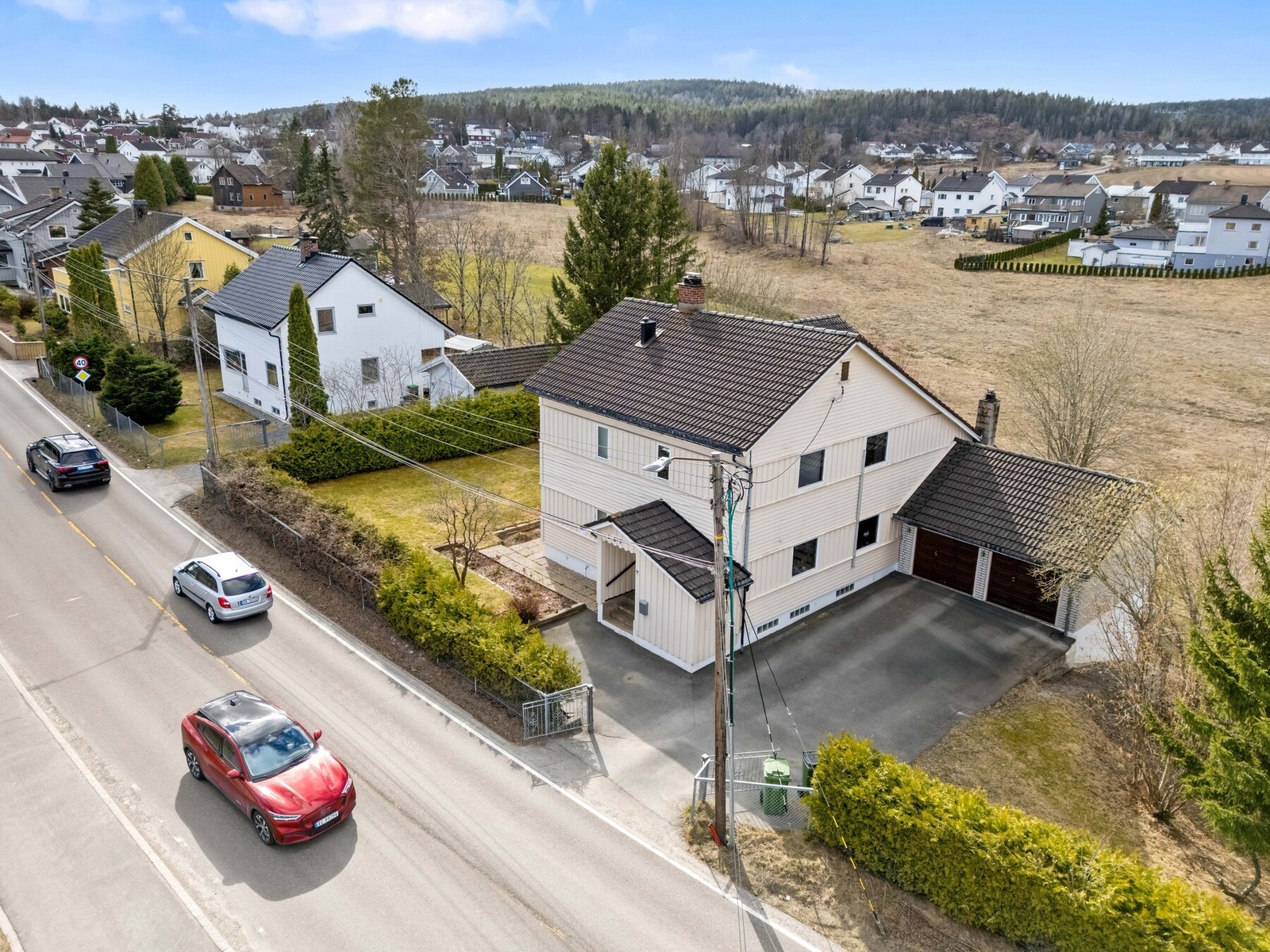 Eiendommen ligger på en romslig tomt med gode uteområder. Galleribilde
