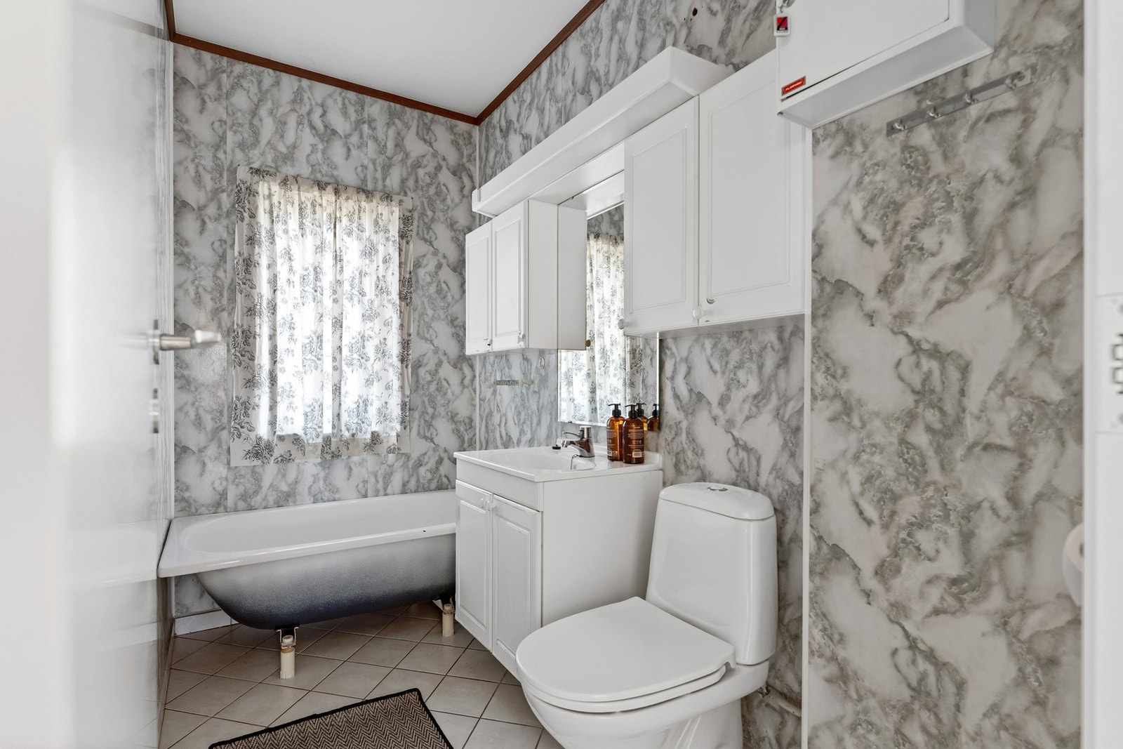 Badet er utstyrt med servant, dusj og badekar. Galleribilde
