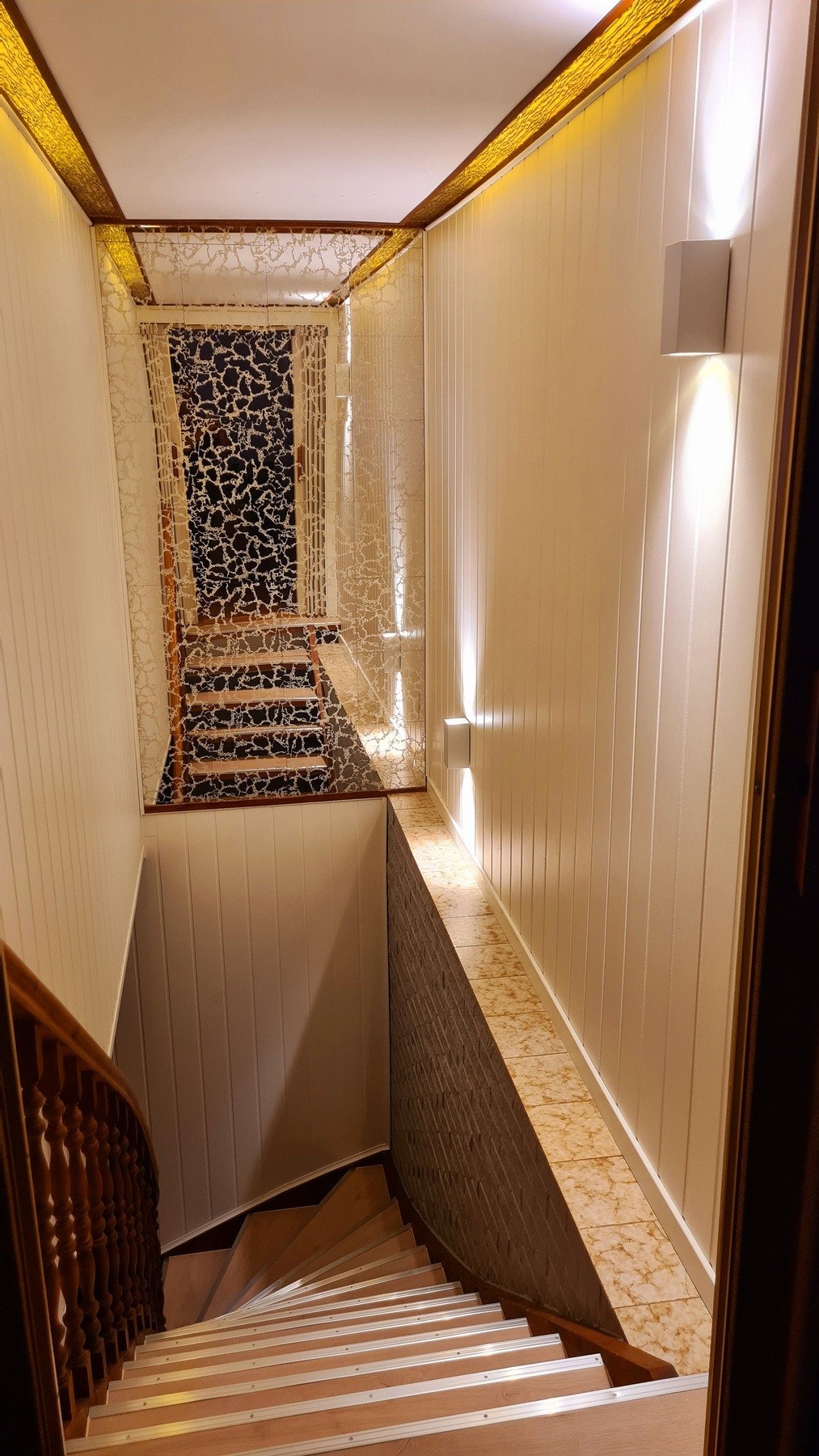 Trappen ned til underetasjen. Galleribilde
