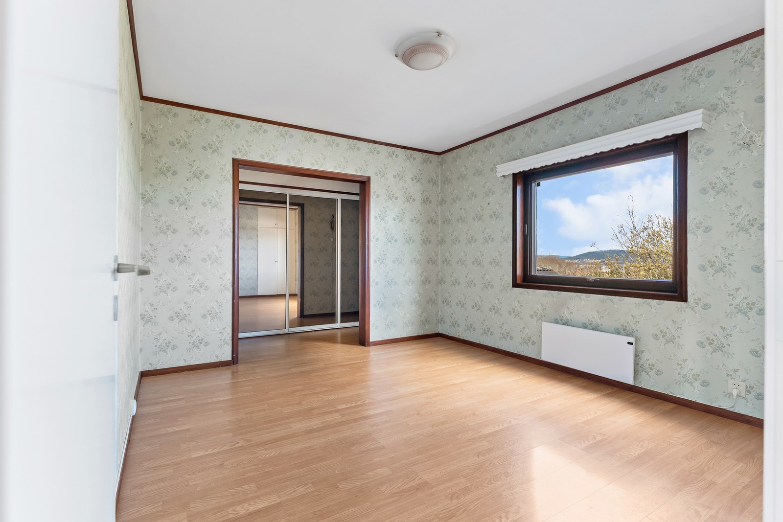 Stort soverom med tilhørende walk-in garderobe. Galleribilde