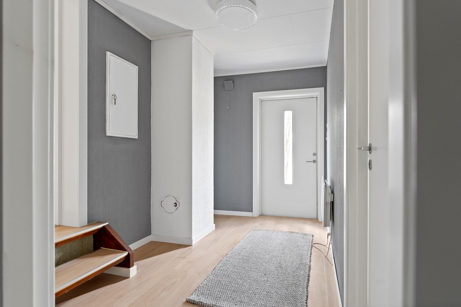 Separat entré gir fleksibel bruk av underetasjen. Galleribilde