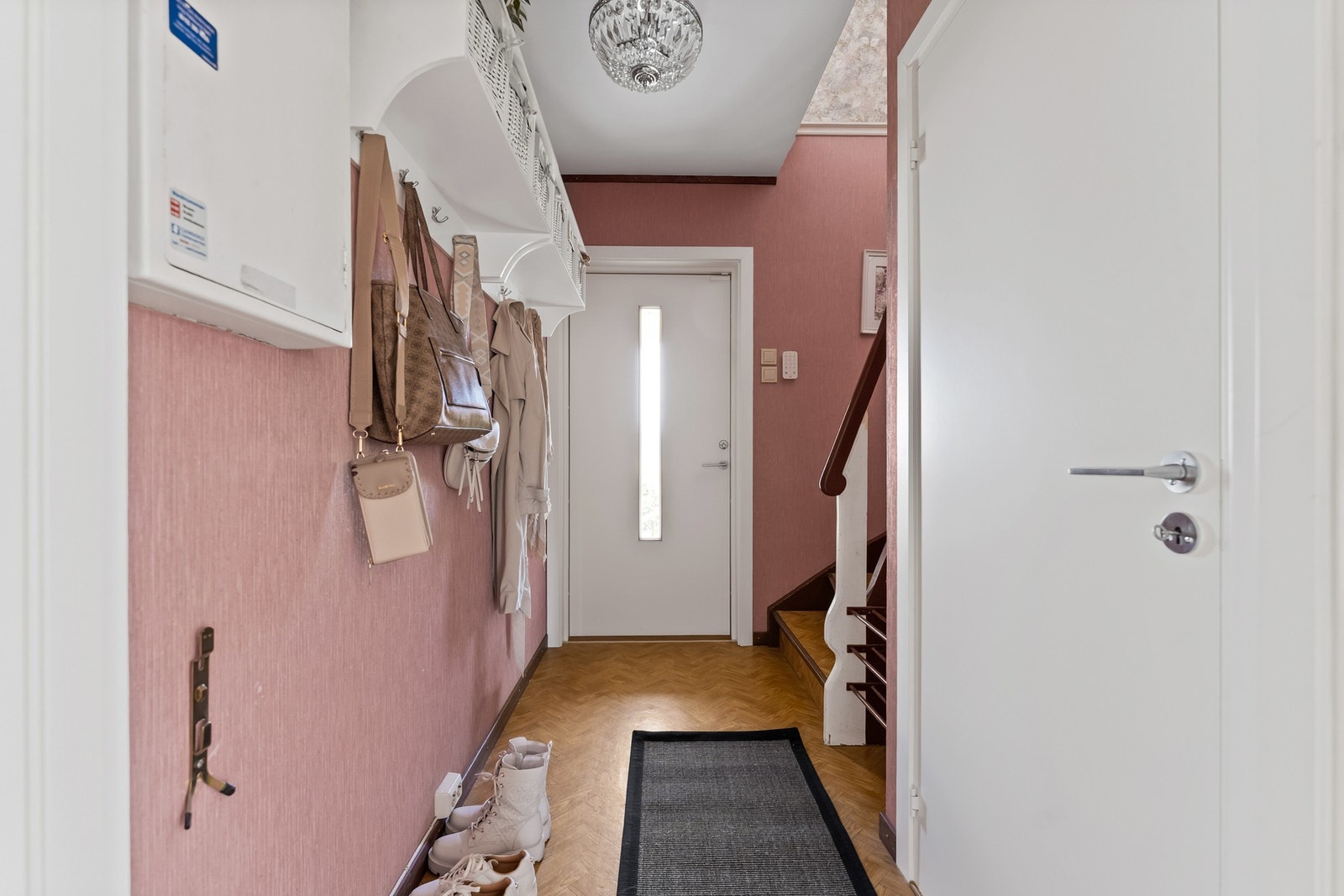Fra entré er det tilgang til både overetasje, Kjeller og oppholdsrom. Galleribilde