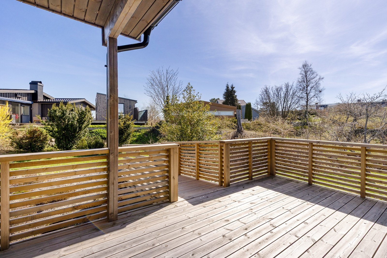 Solrik terrasse i hyggelige omgivelser Galleribilde