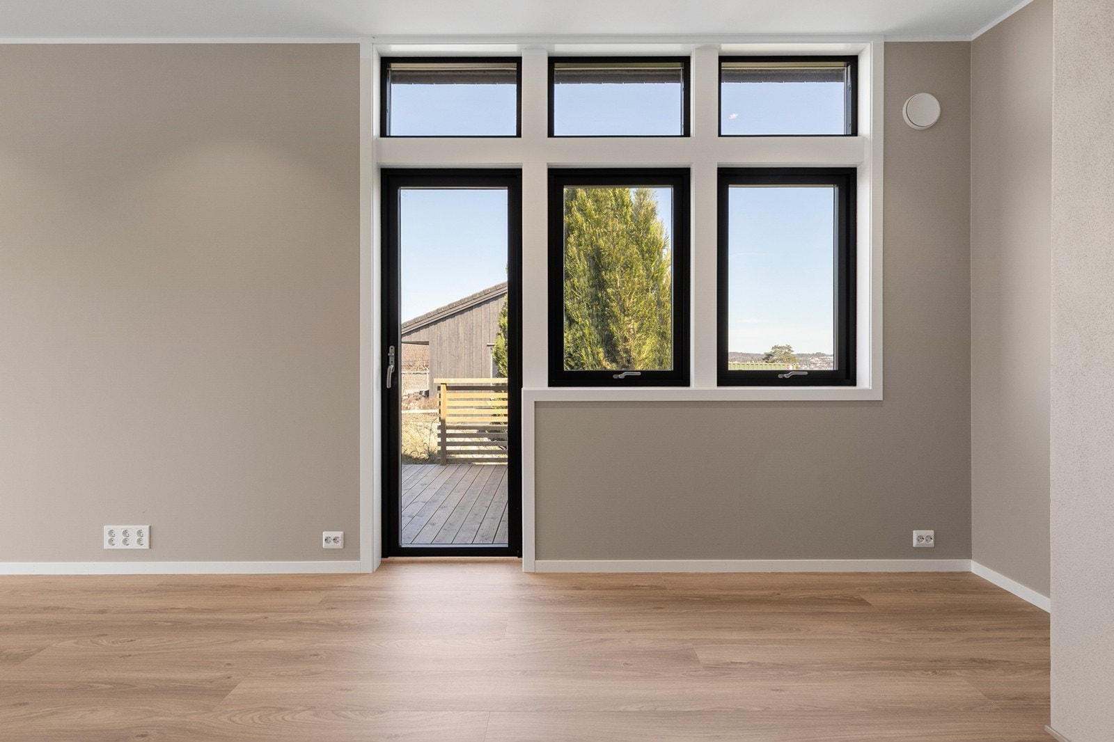 Utgang til solrik terrasse Galleribilde