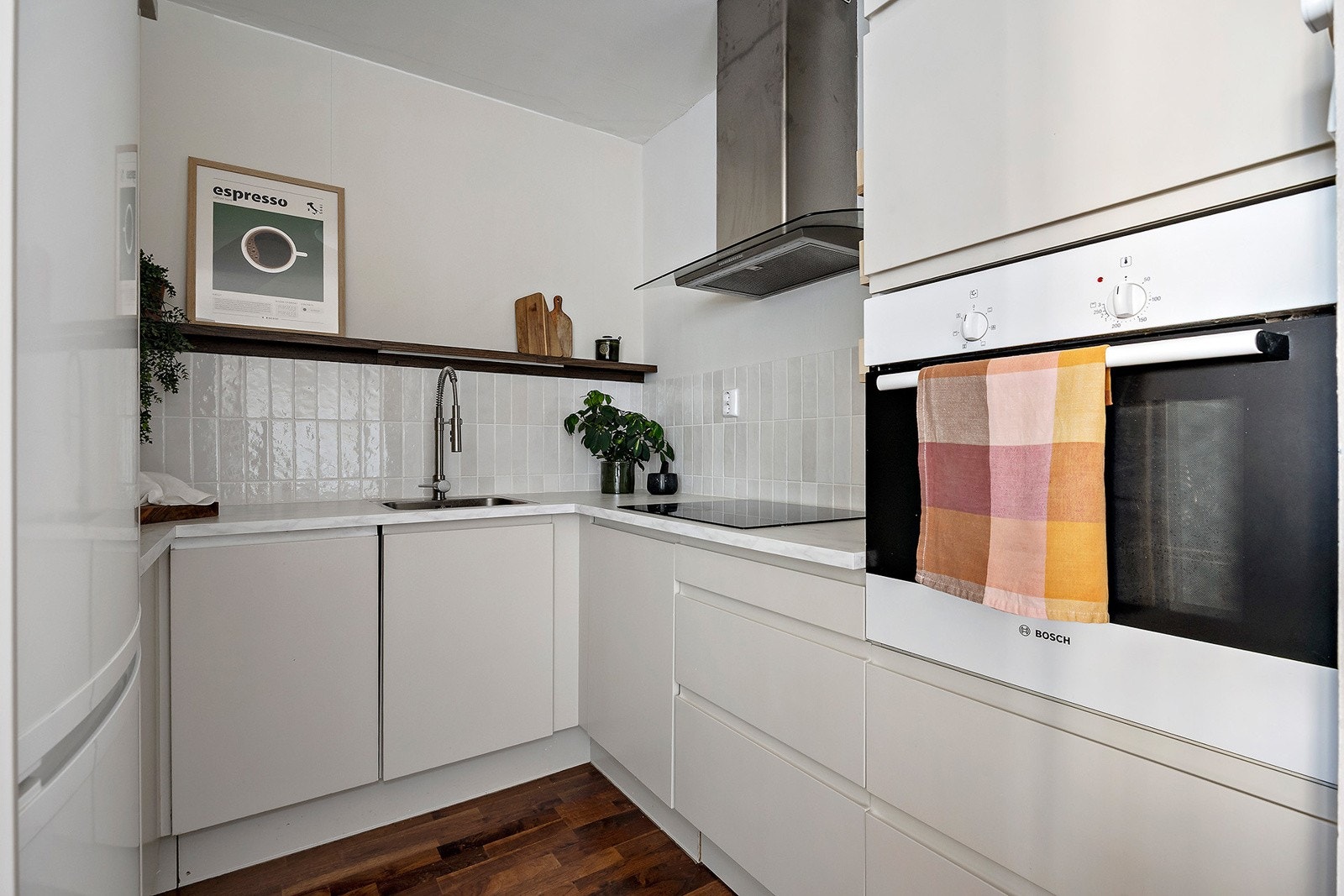 HTH kjøkkeninnredning med slette fronter og laminat benkeplate. Galleribilde