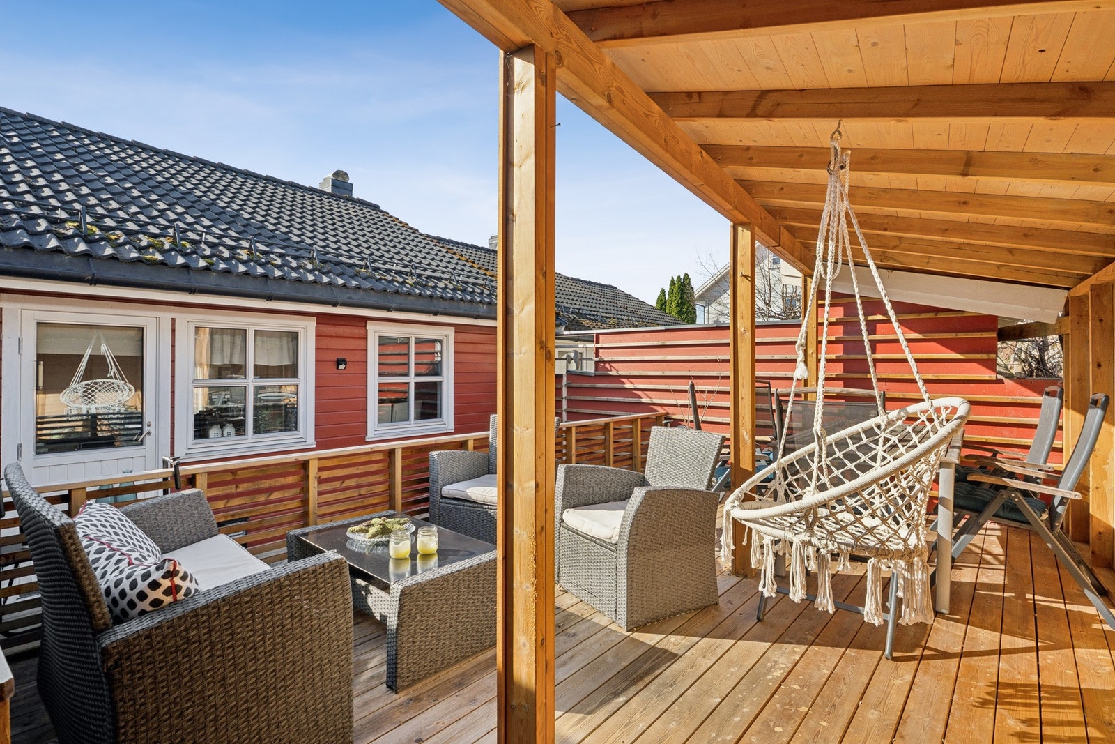 - Meget koselig terrasse med overbygd og lun stemning - Galleribilde