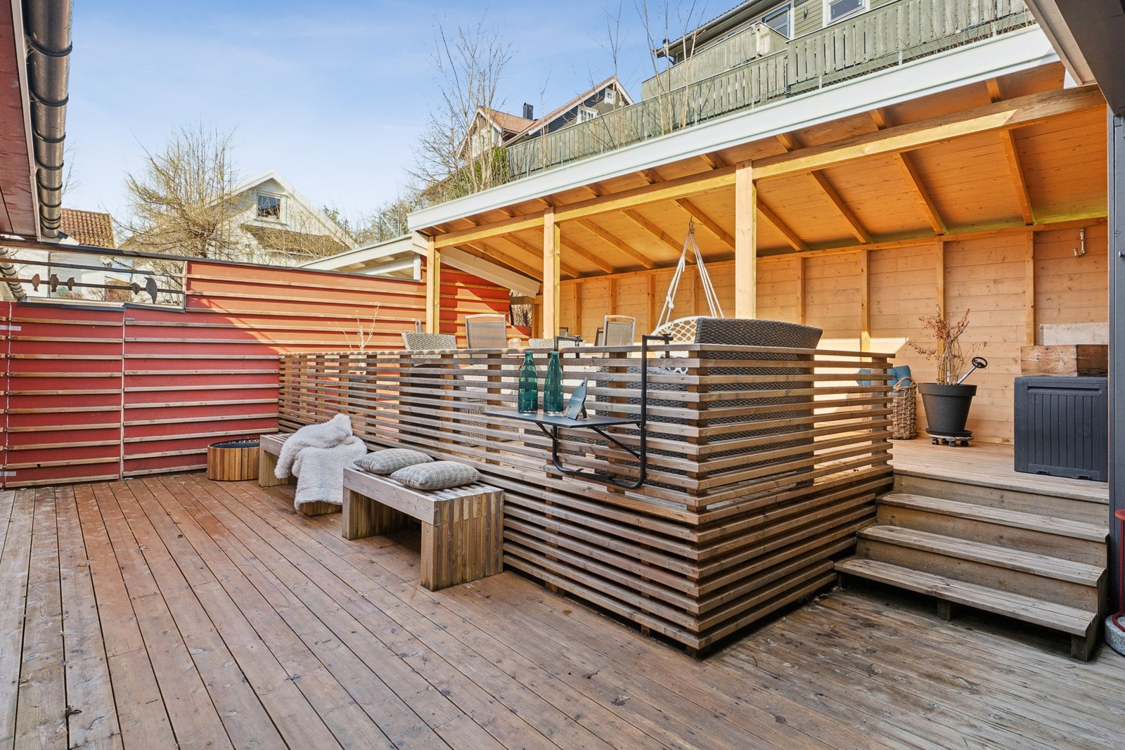 - Stor flott terrasse hvor du og venner kan nyte gode stunder - Galleribilde