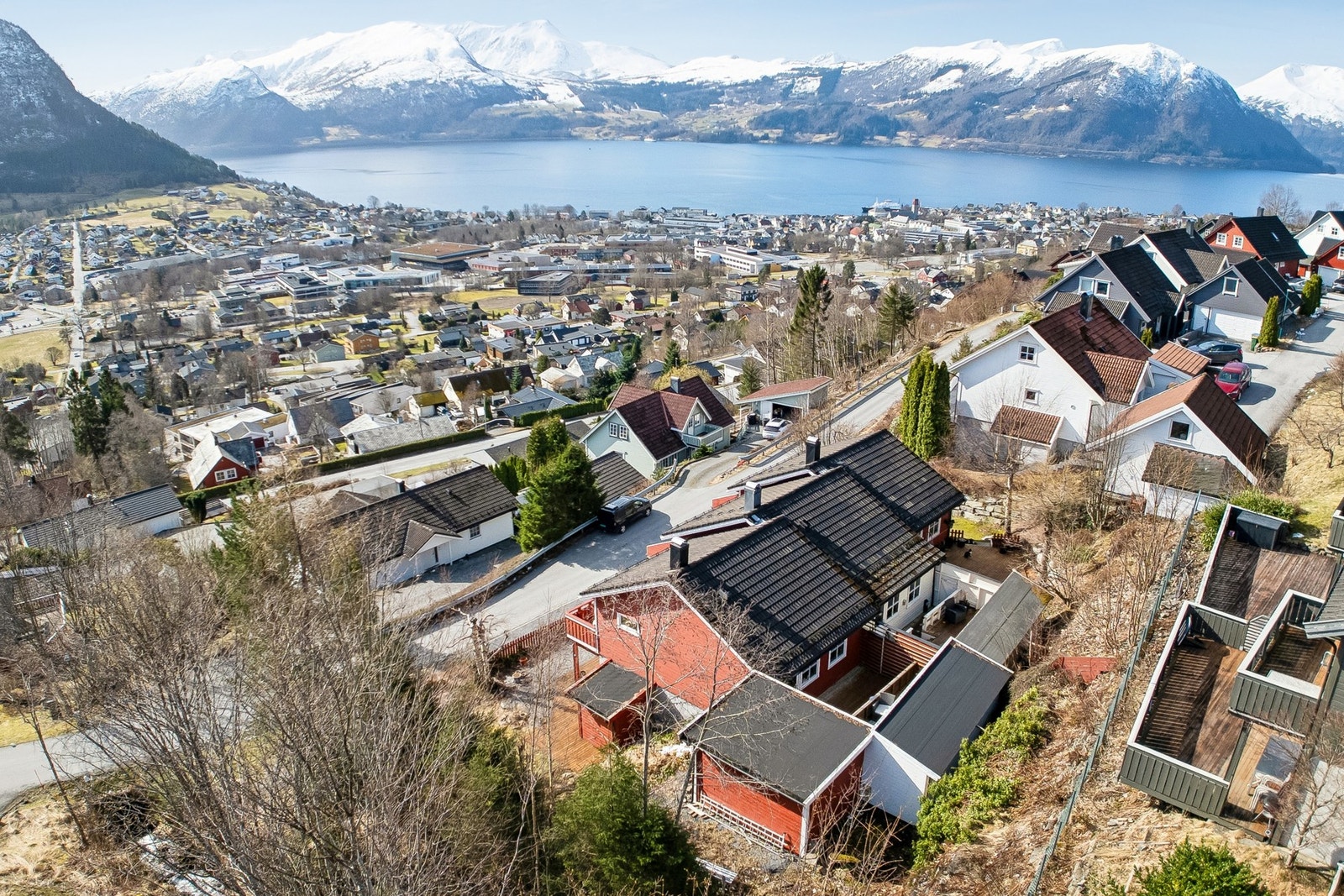 - Rekkehuset ligger i enden og har en fin beliggenhet med oppgradert uteområde - Galleribilde