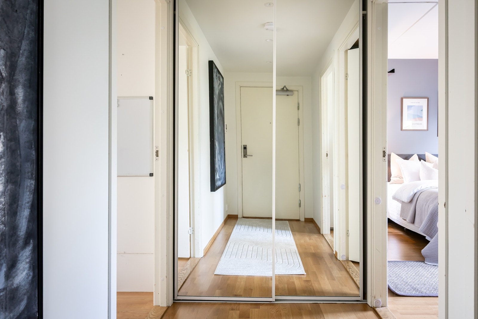 Entré/ gang med skyvedørsgarderobe. Galleribilde