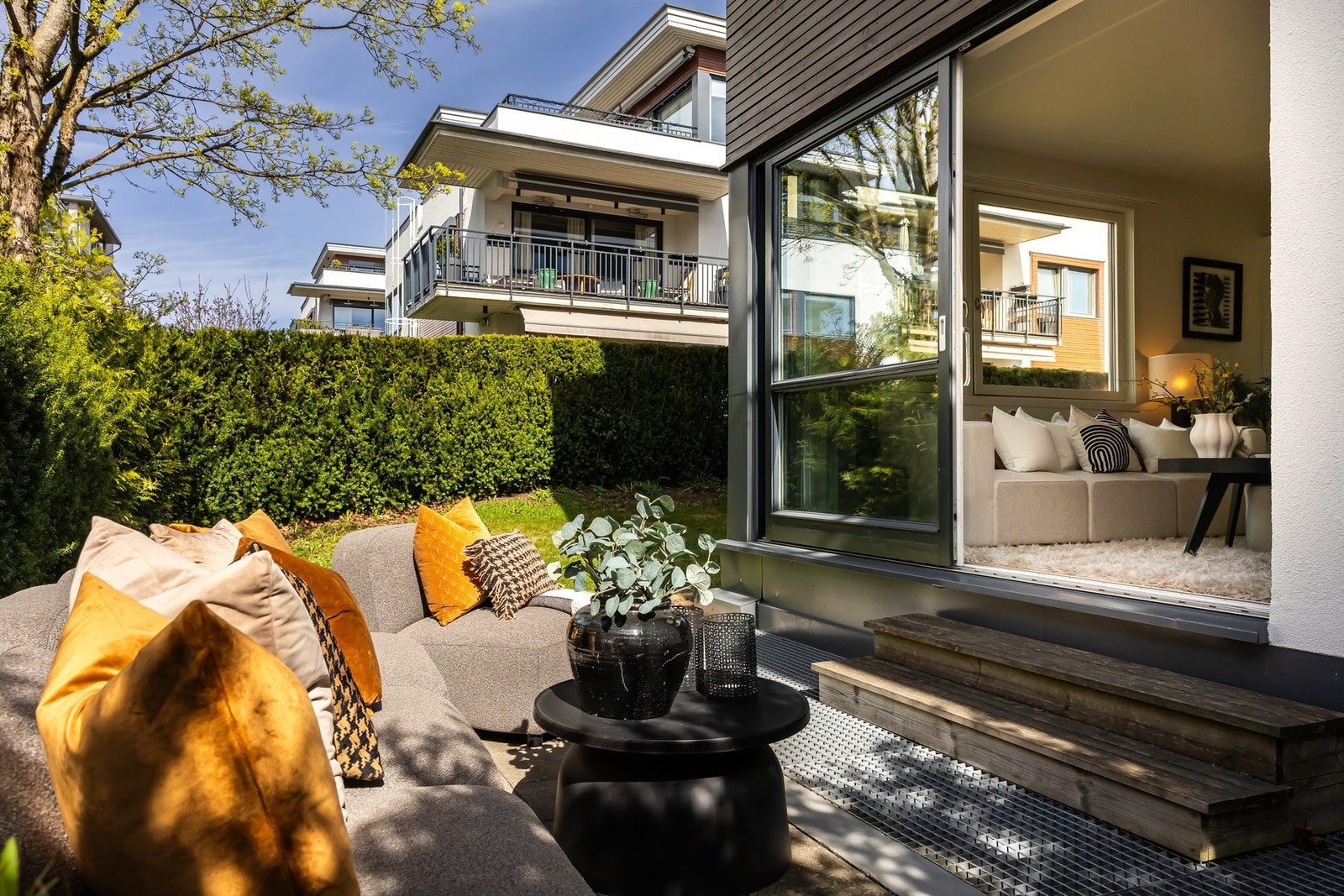 Leiligheten har direkte utgang til solrik terrasse og eksklusiv rett til felles hage. Galleribilde