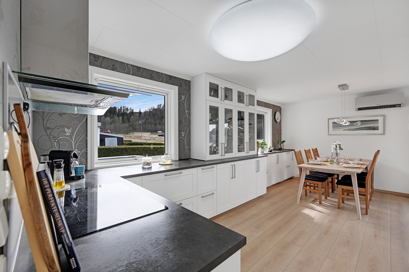 Store laminerte benkeplater med god arbeidsplass Galleribilde