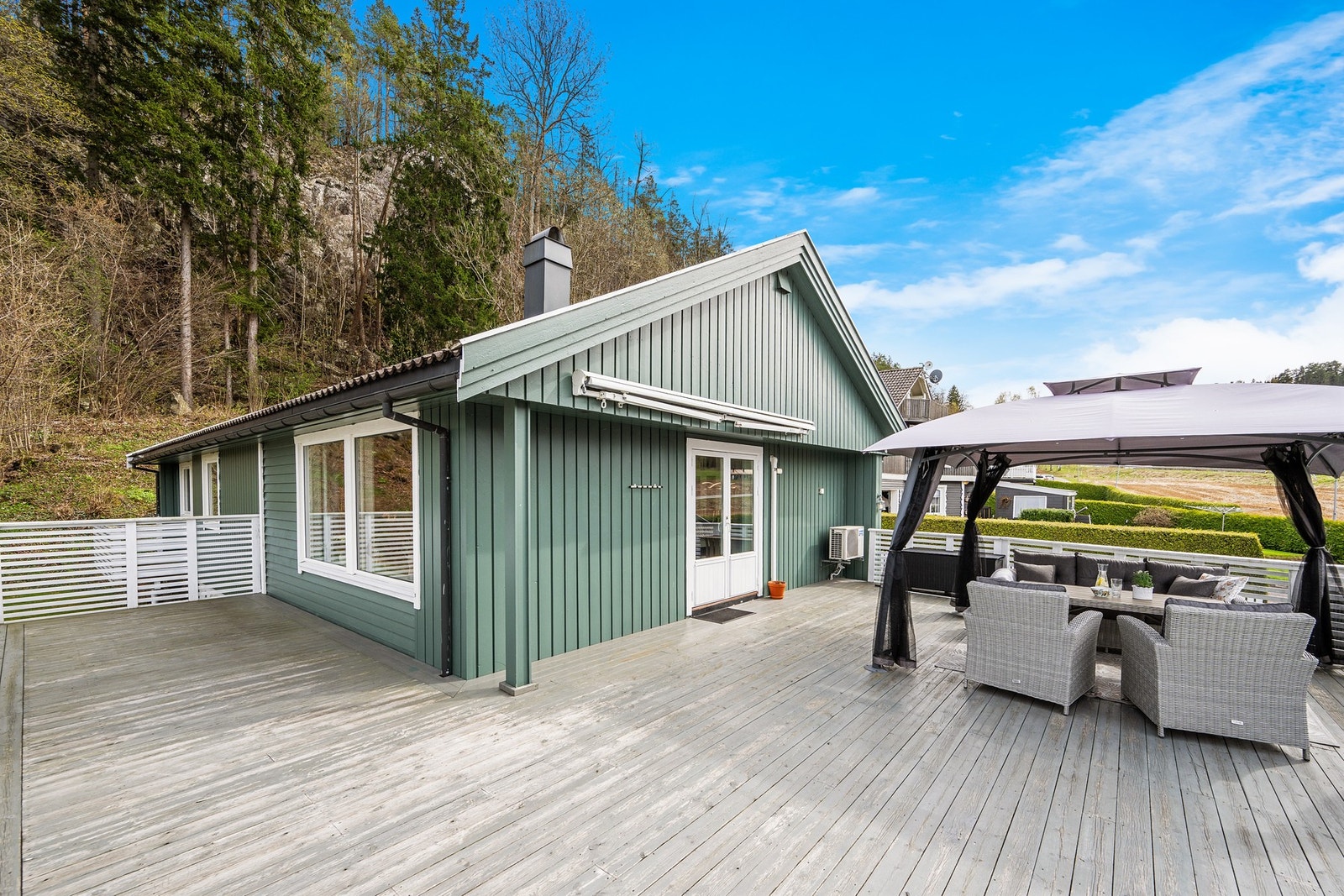 Det er god plass til utemøbler og grill. Dette blir en naturlig forlengelse av stuen i sommerhalvåret Galleribilde