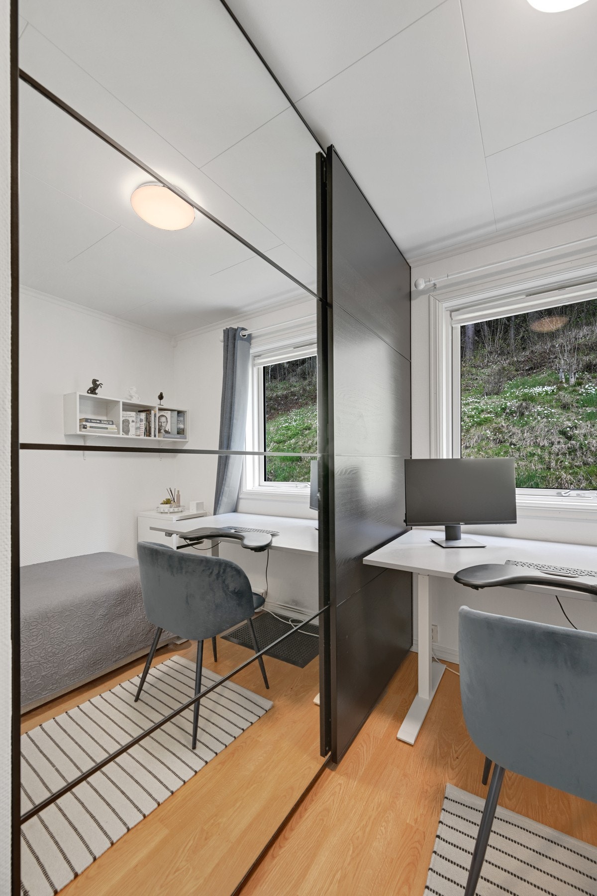 Soverom nr. 2 med plass til seng og skrivebord Galleribilde