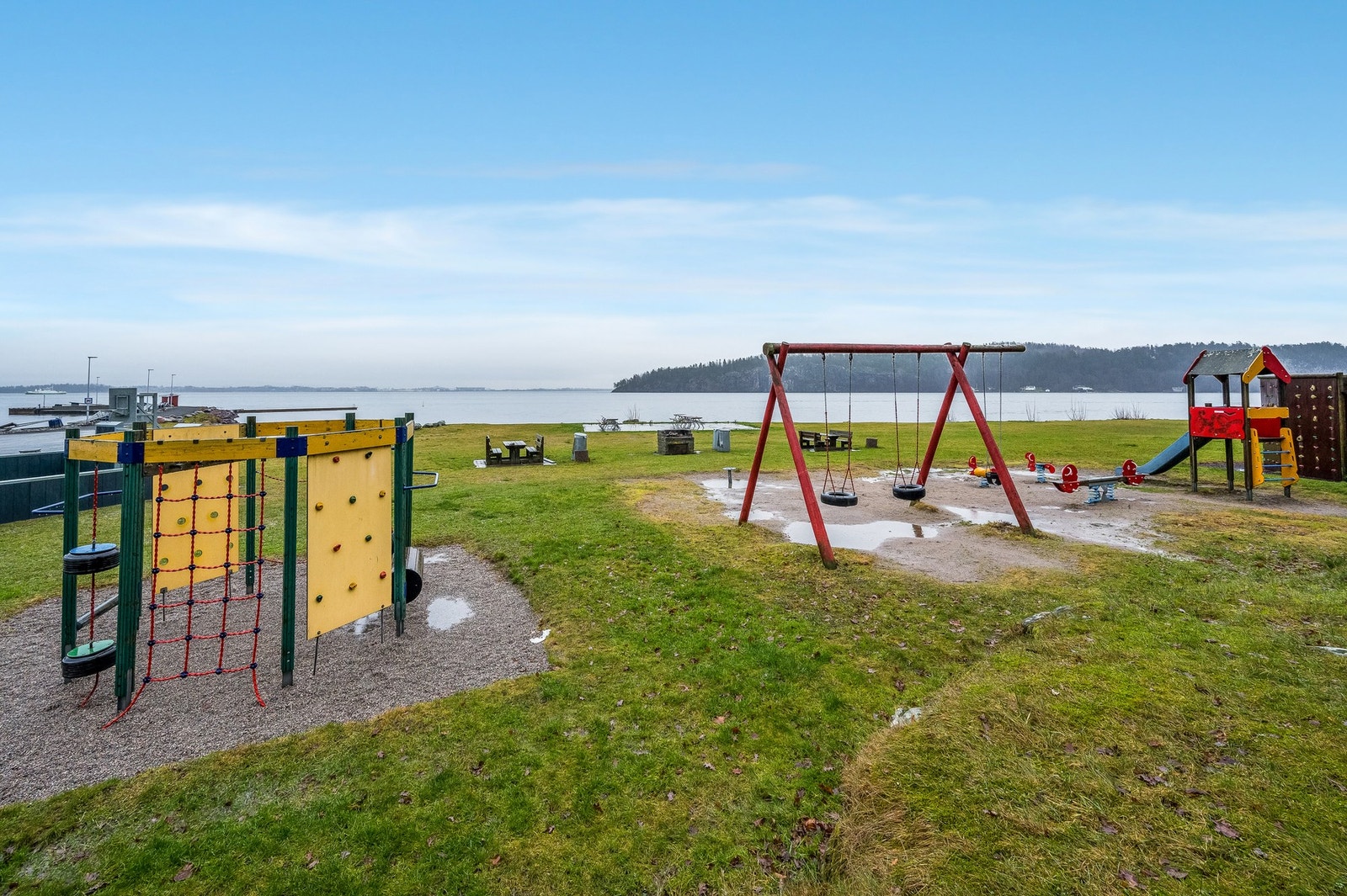 Hagemannparken er et populært samlingspunkt om sommeren, med lekeplass, badeområder og småbåthavn. I tillegg ligger både Dulpen og Sandsletta i kort avstand - begge med fine strender og gode fasiliteter for lek og aktivitet Galleribilde