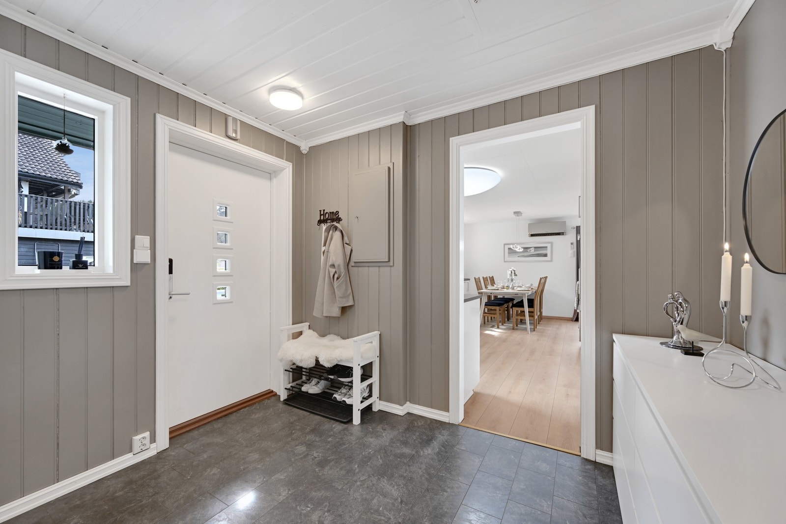 Dette er en lys og funksjonell velkomstsone med oppbevaringsplass i integrert garderobeløsning Galleribilde