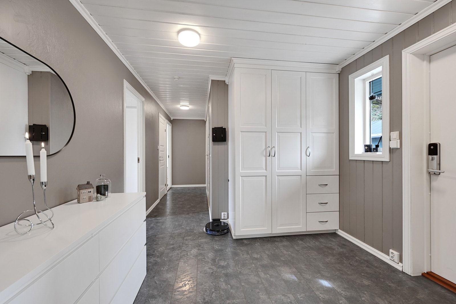 Innbydende inngangsparti som gir et godt førsteinntrykk. Dette er en romslig hall med god plass til yttertøy og sko Galleribilde