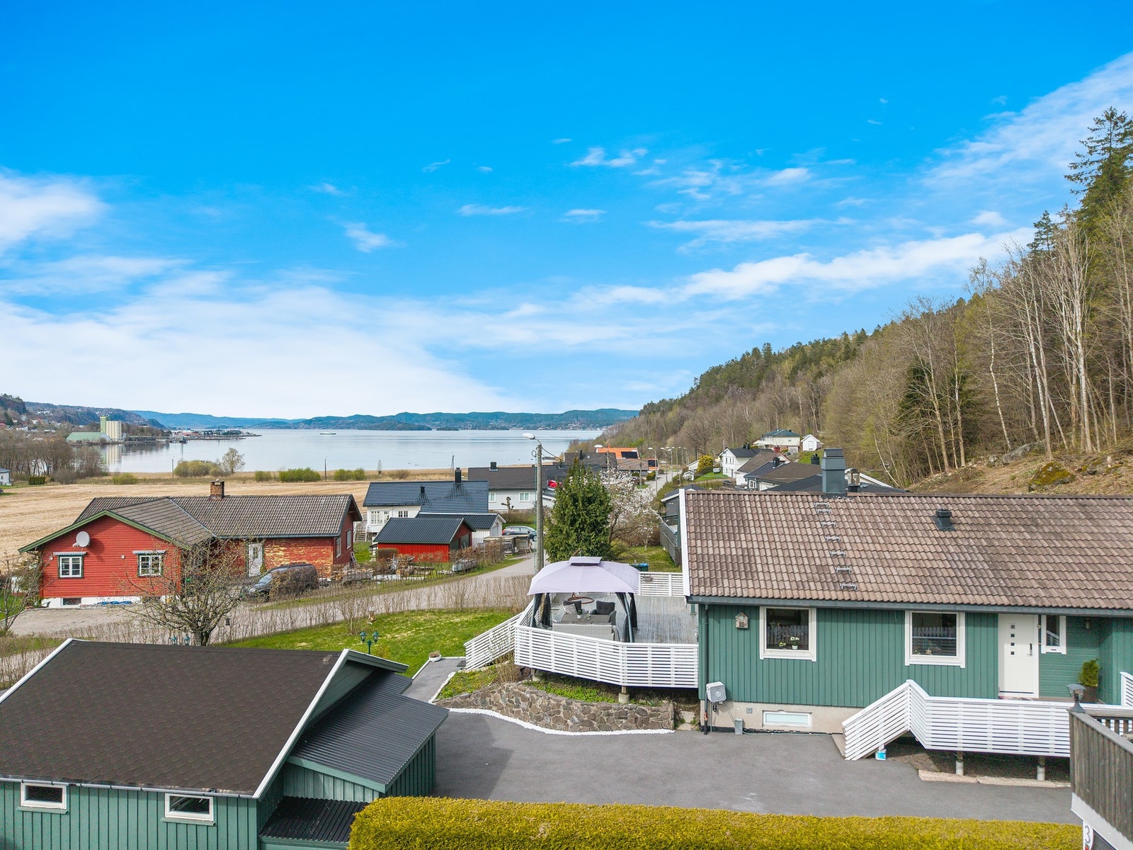 Innholdsrik eiendom med gode solforhold og hyggelig utsyn mot vannet Galleribilde