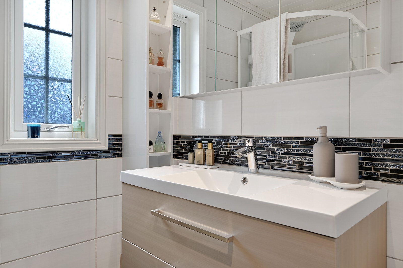 Varmekabler i gulv for ekstra komfort. Downlights gir behagelig belysning Galleribilde