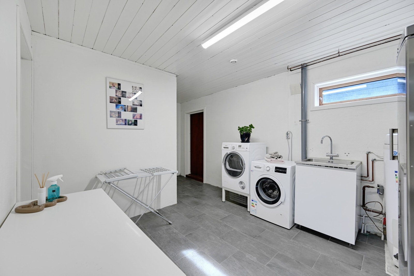 Romslig vaskerom med god plass til vaskemaskin og tørketrommel. Det er egen skyllekum og god lagringsplass og mulighet for garderobeløsning Galleribilde
