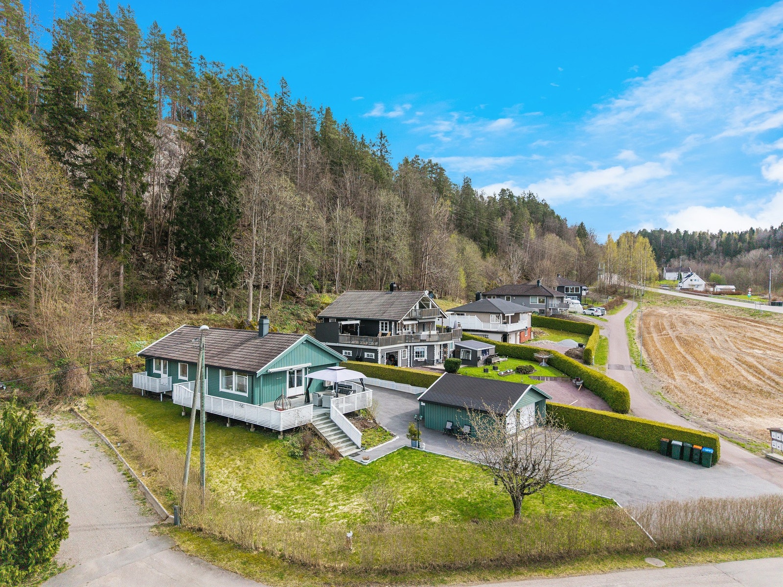 Her er det alt fra vandringer i vannkanten og opp til oddens høyeste punkt på 96 meter. Fine traktorveier og frodige skogsstier fører til flere utkikkssteder, med utsyn både mot Holmestrand og utover Oslofjorden Galleribilde