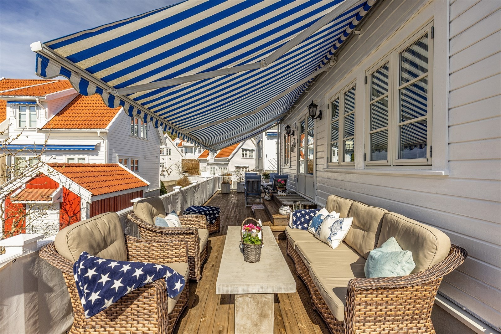 Verandaen er utstyrt med en stor markise som gir god skygge ved behov. Galleribilde
