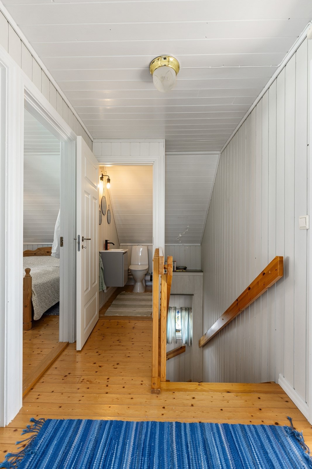 Fra entrè er det trapp opp til en mellomgang. Herfra er det adkomst til toalettrom og 4 soverom. Galleribilde
