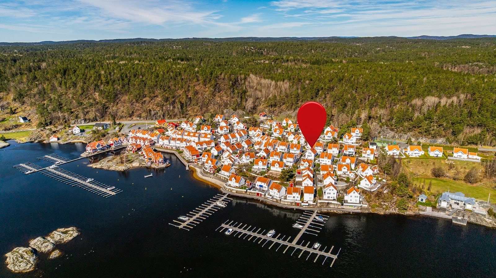 Her ligger forholdene godt til rette for at både voksne og barn skal stortrives. I nærområdet finner du flotte fellesarealer og sandstrand som egner seg for bading, soling og grilling, samt fine turområder - blant annet kyststien. Galleribilde