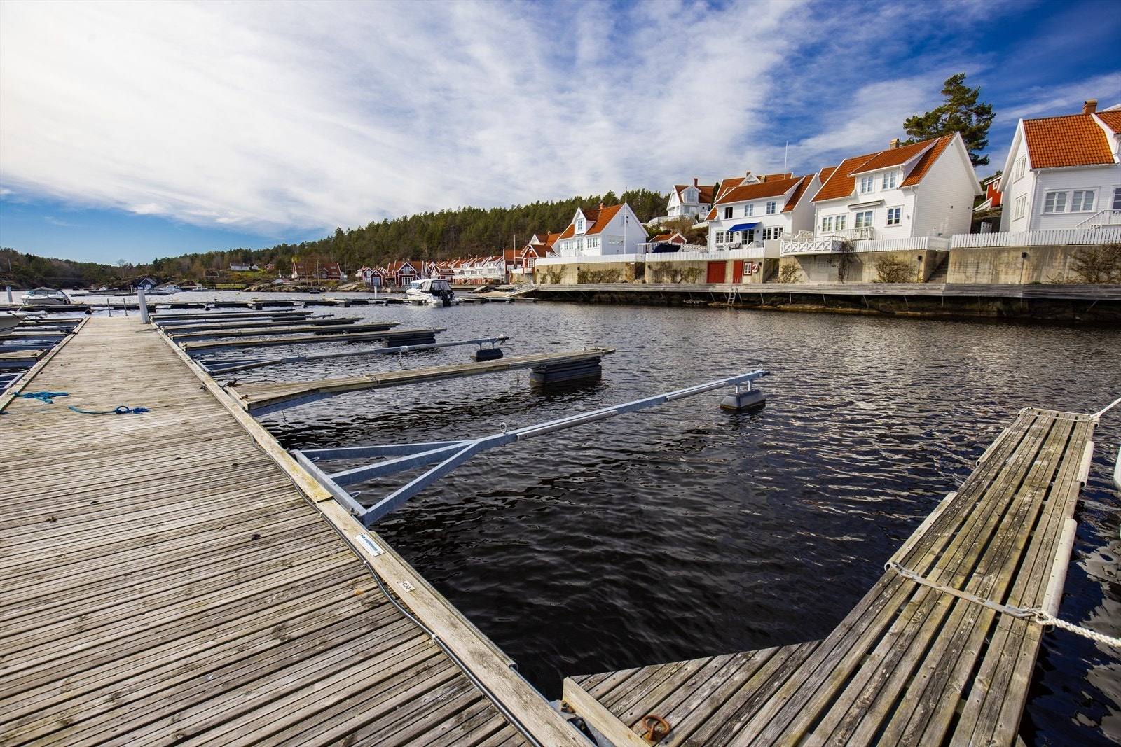 Hytta har 2 tilhørende båtplasser. Dette er båtplass C30. I følge eier er begge båtplassene ca. 3,20 CC (senter/senter utrigger). Galleribilde