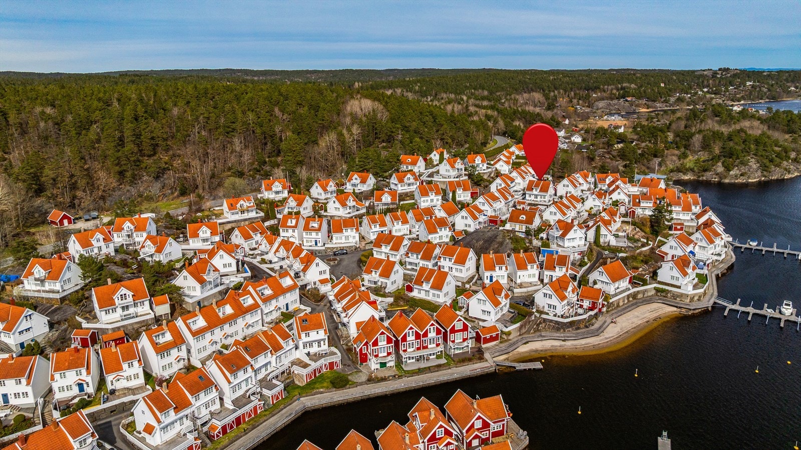Det er ca. 1 km til Levang nærbutikk, og rundt 4 km til populære Portør. Kragerø Resort ligger ca. 10 minutters kjøretur unna med sine mange ferietilbud. Galleribilde