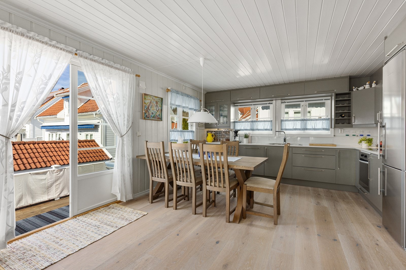Fra stue og kjøkken er det direkte adkomst til verandaen. Galleribilde