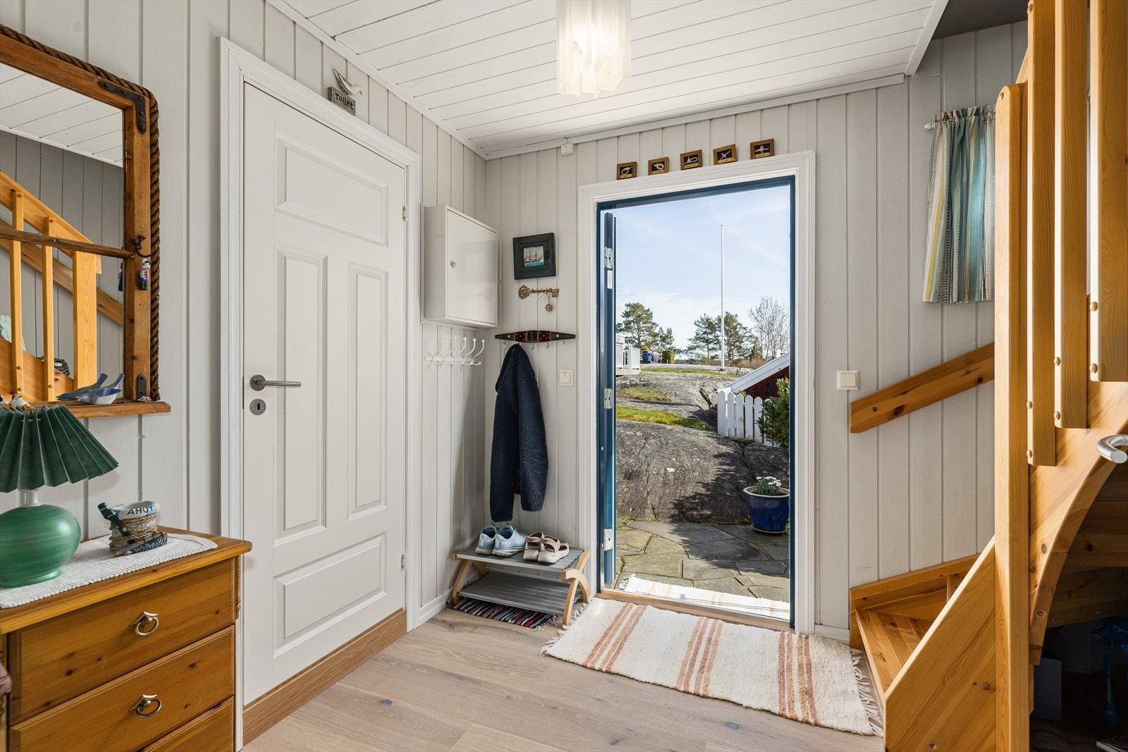 Entréen gir adkomst til stue/kjøkken, bad og loftsetasje via trapp. Galleribilde