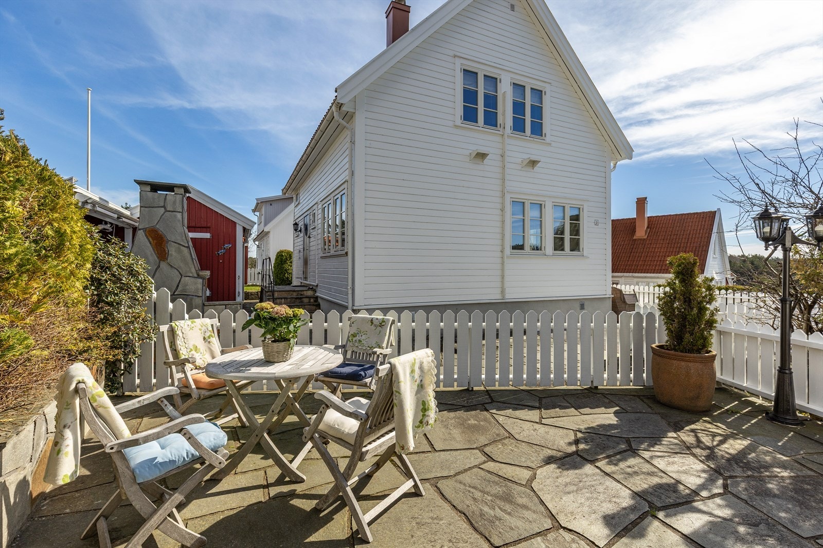 Pen, skiferlagt platting på eiendommens østside. Galleribilde