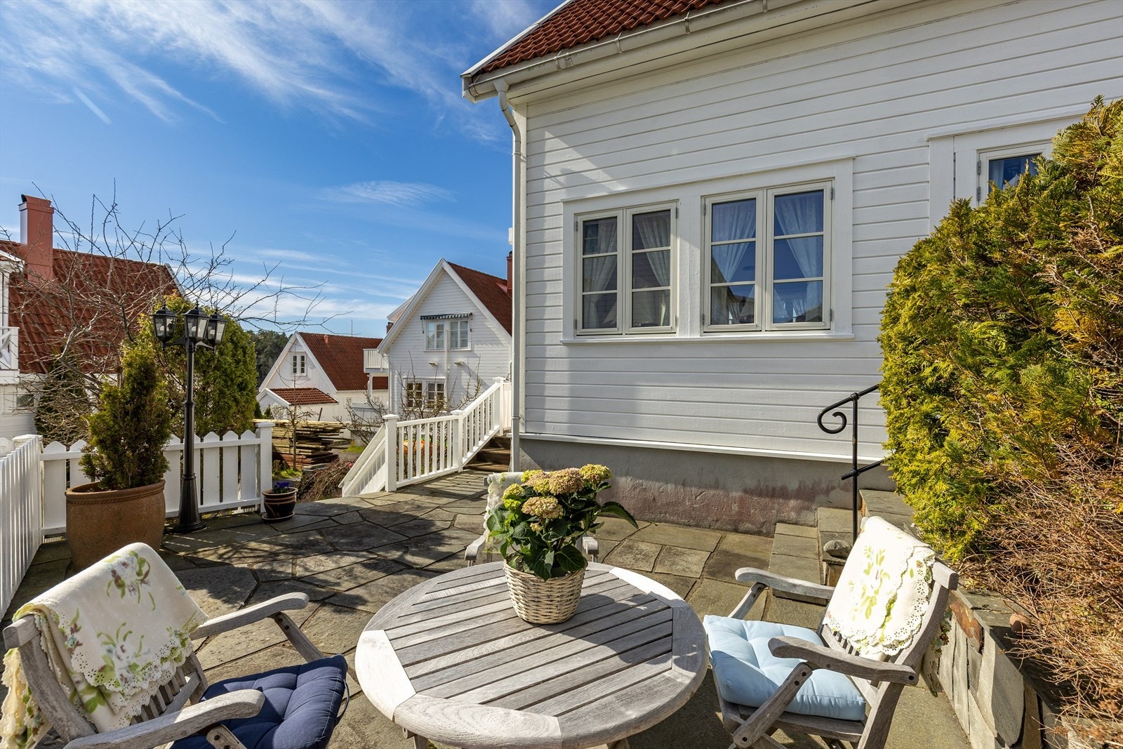Fra dette koselige arealet er det videre adkomst til eiendommens entré. Galleribilde