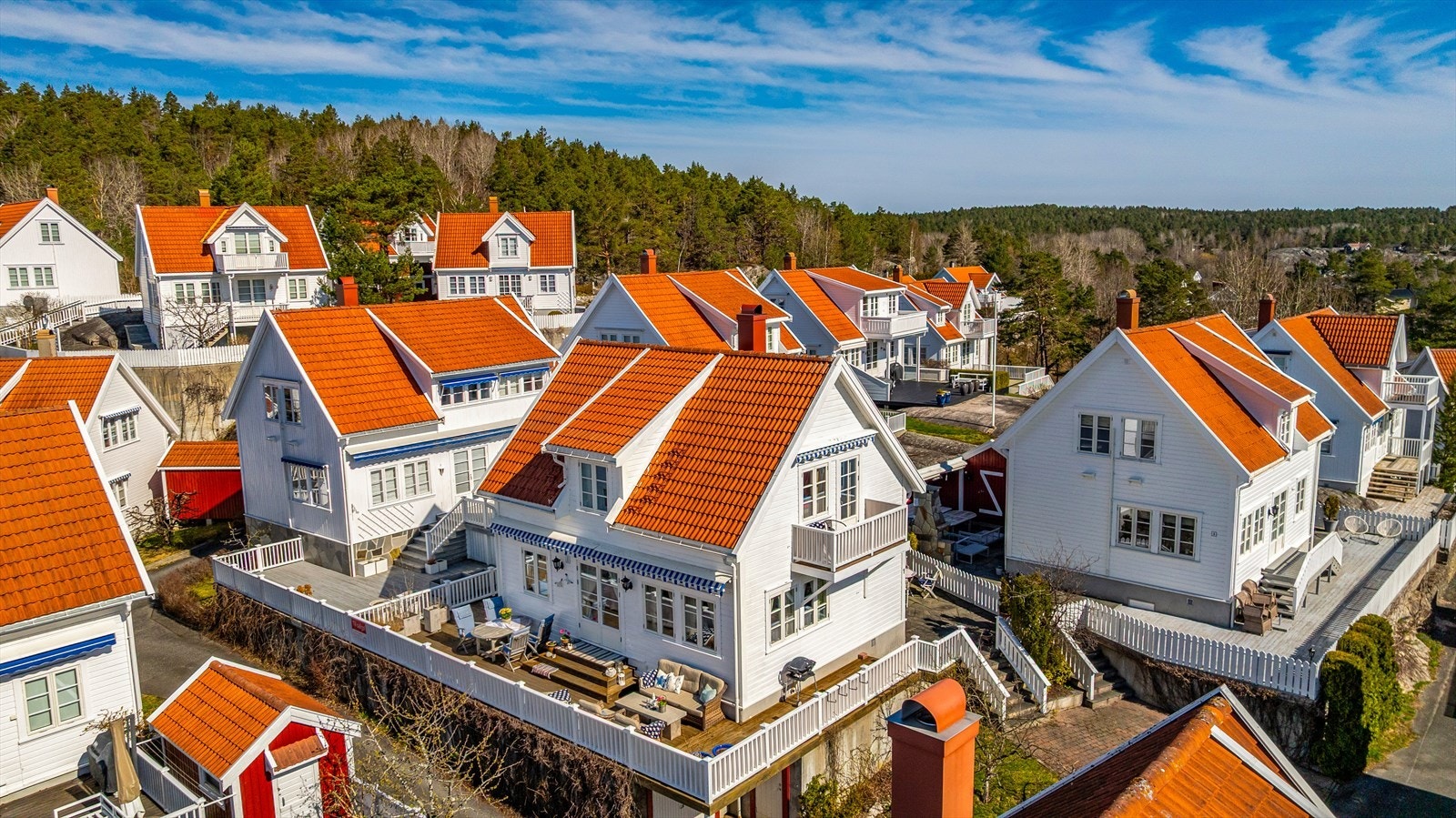 Dette er en praktisk fritidsbolig med sjønær beliggenhet i idylliske Haslumkilen. Galleribilde