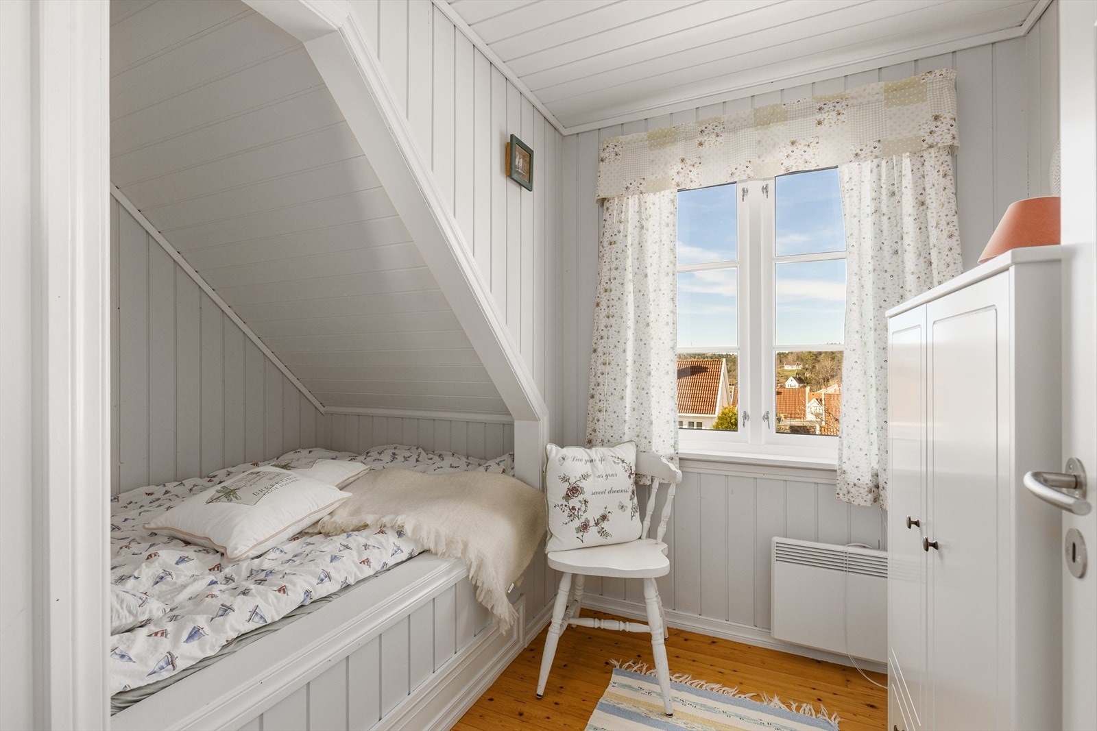 Loftsplanet inneholder fire soverom, alle med god størrelse og lysmalte overflater. Dette soverommet er innredet med plassbygd seng, noe som gir effektiv utnyttelse av arealet. Galleribilde