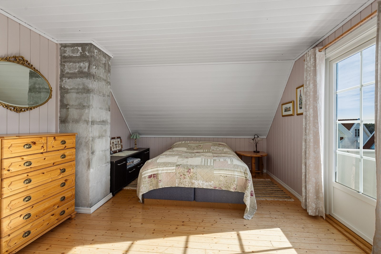 Hovedsoverommet har direkte utgang til balkong, hvor du kan nyte gode solforhold fra morgen og utover dagen, samt fin utsikt mot Haslumkilen. Galleribilde