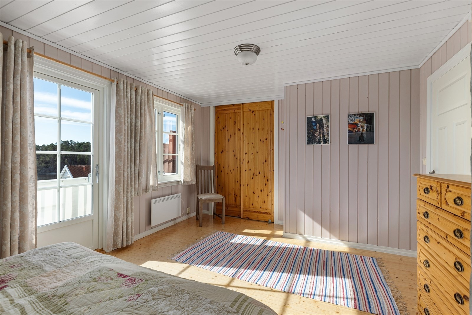 Fra hovedsoverommet er det også adkomst til en praktisk garderobe. Galleribilde
