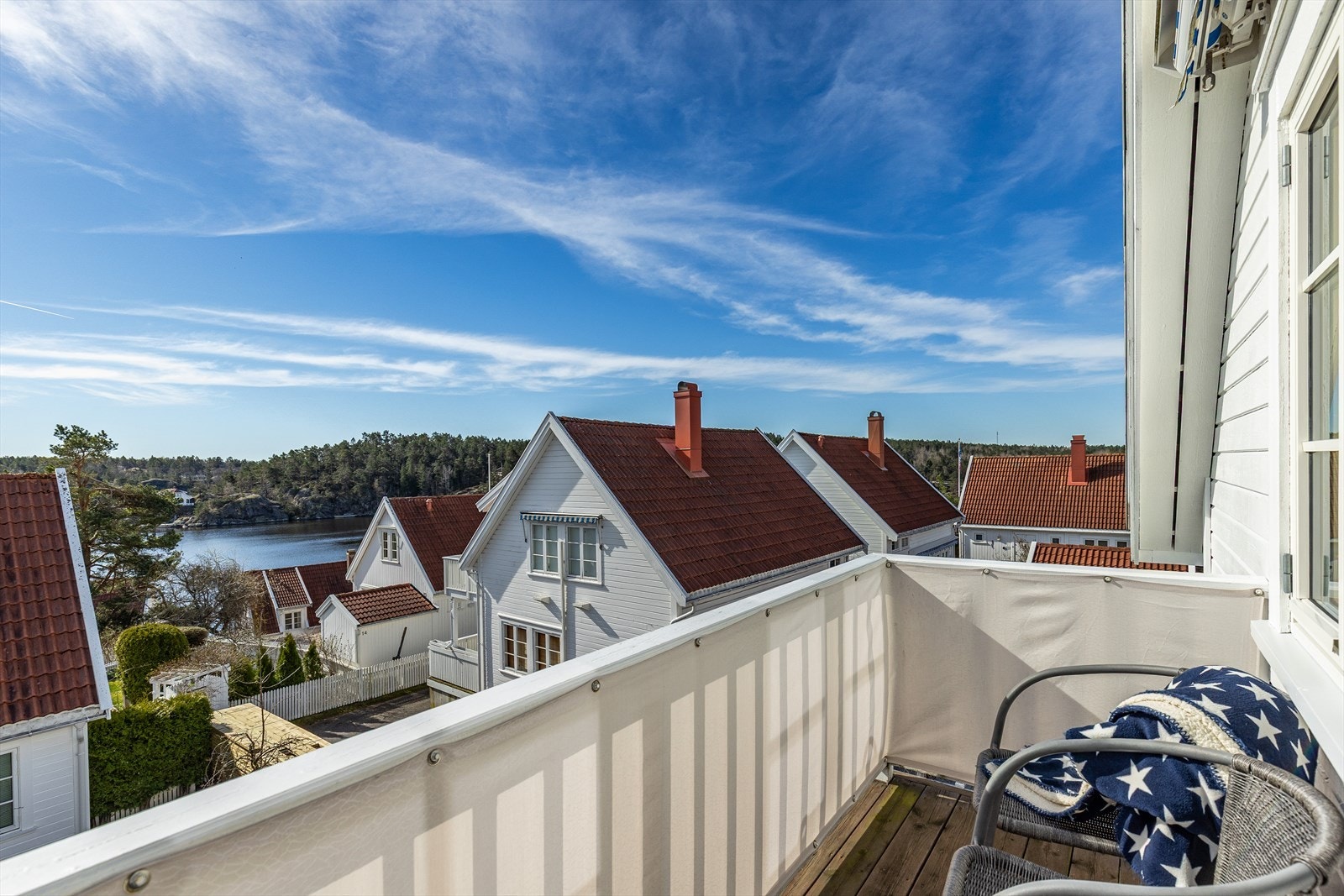 Fra balkongen kan du nyte deilig morgen- og formiddagssol. Balkongen har markise. Galleribilde