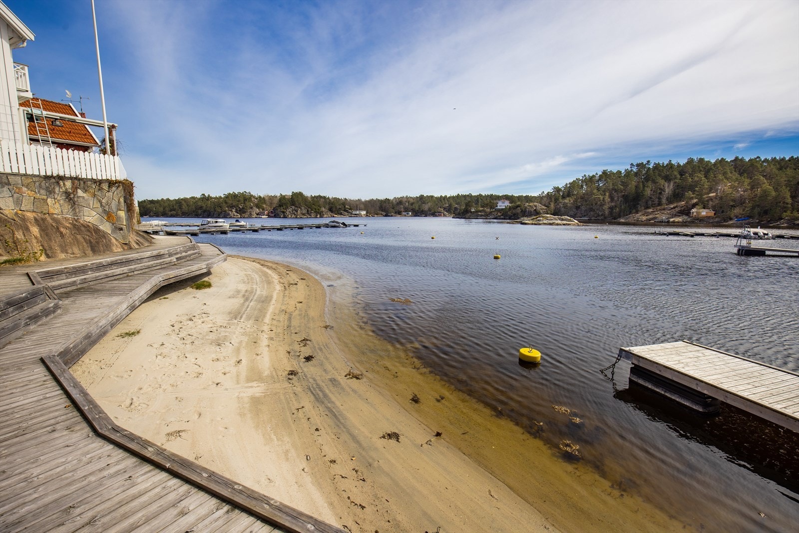 Flott barnevennlig sandstrand. Galleribilde